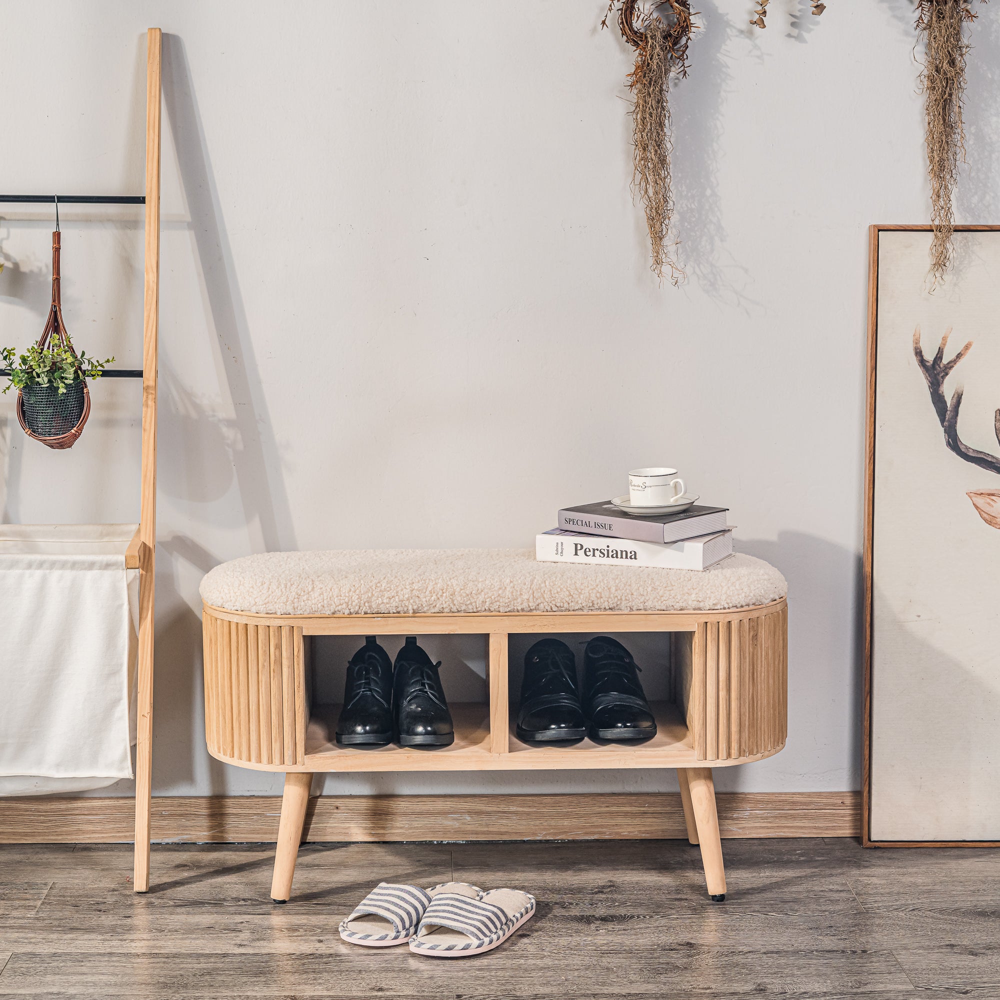 Ławka funkcją przechowywania, wykonana z rattanu i białych pętelek