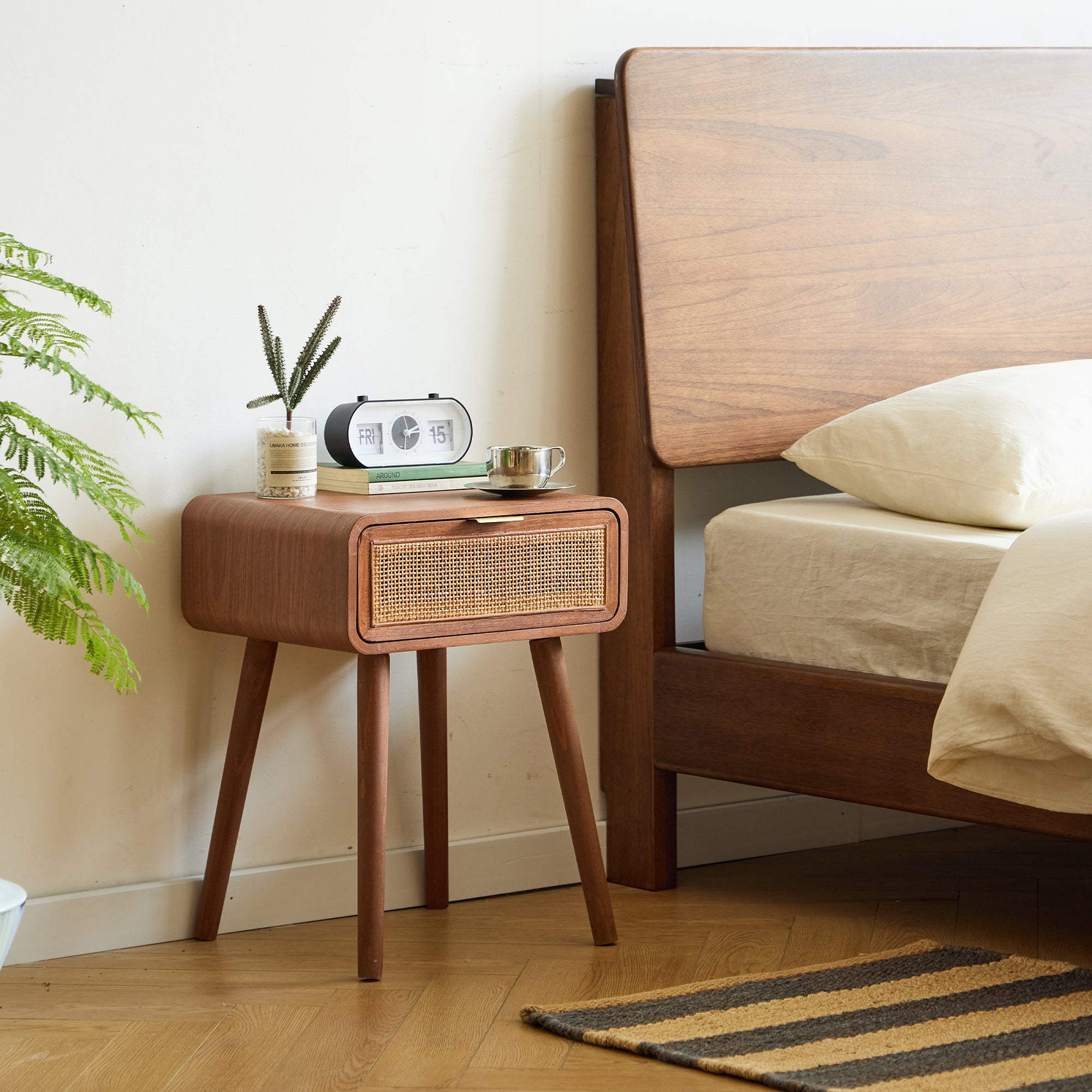 MALI - Szafka nocna z 1 szufladą, wykonana z rattanu i drewna orzechowego