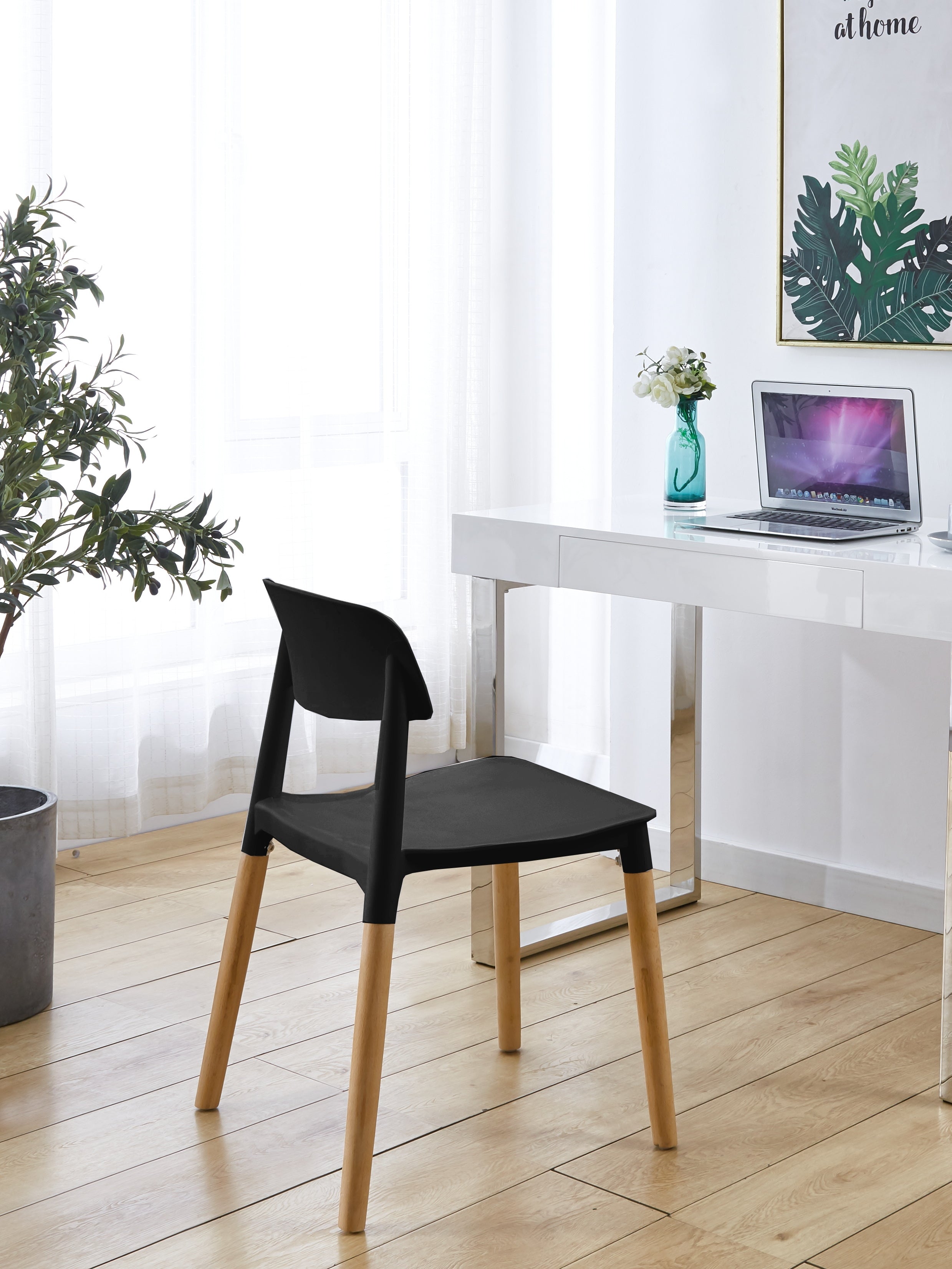 Zestaw 4 skandynawskich krzeseł z drewna i czarnego polipropylenu