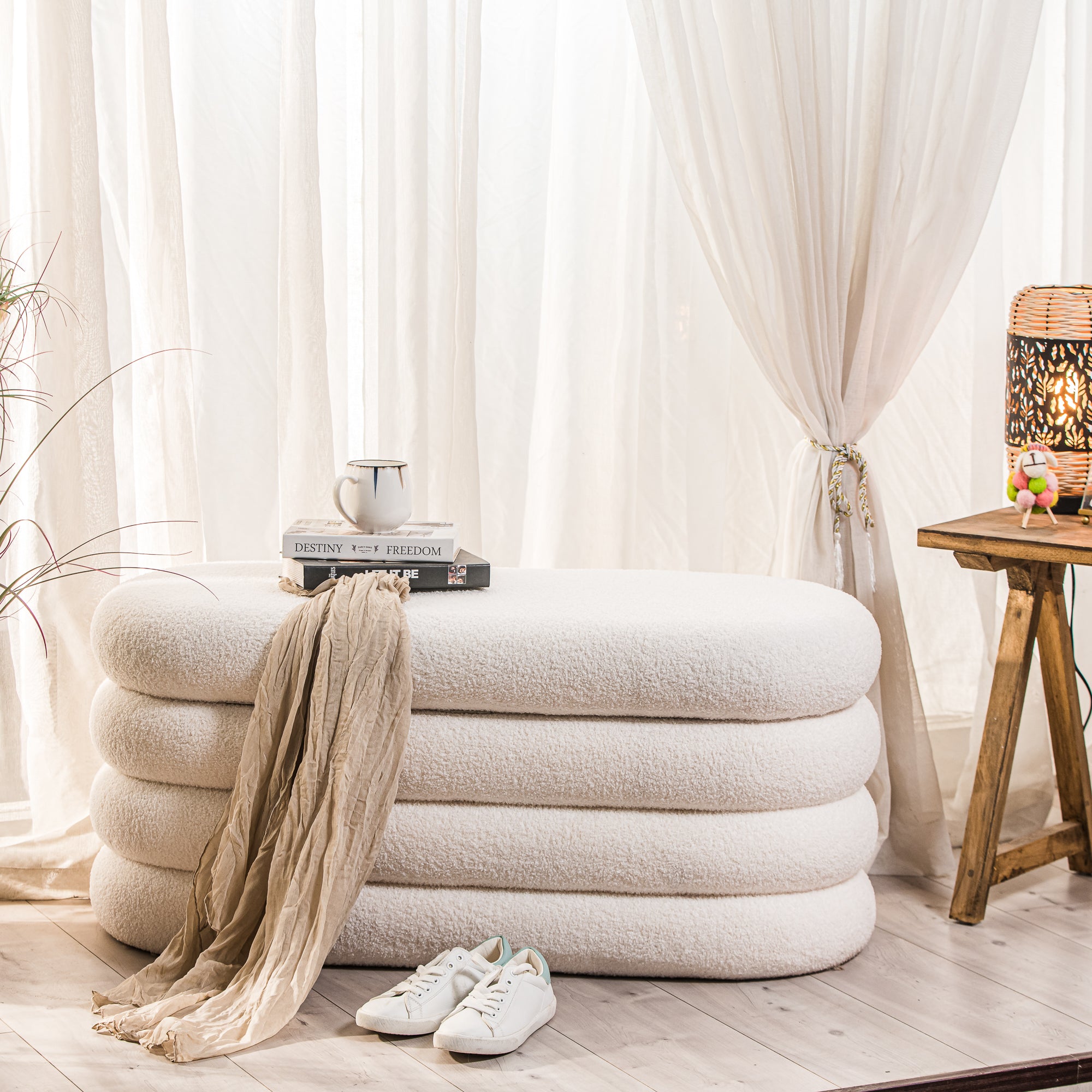 Ławka z schowkiem w białe pętelki