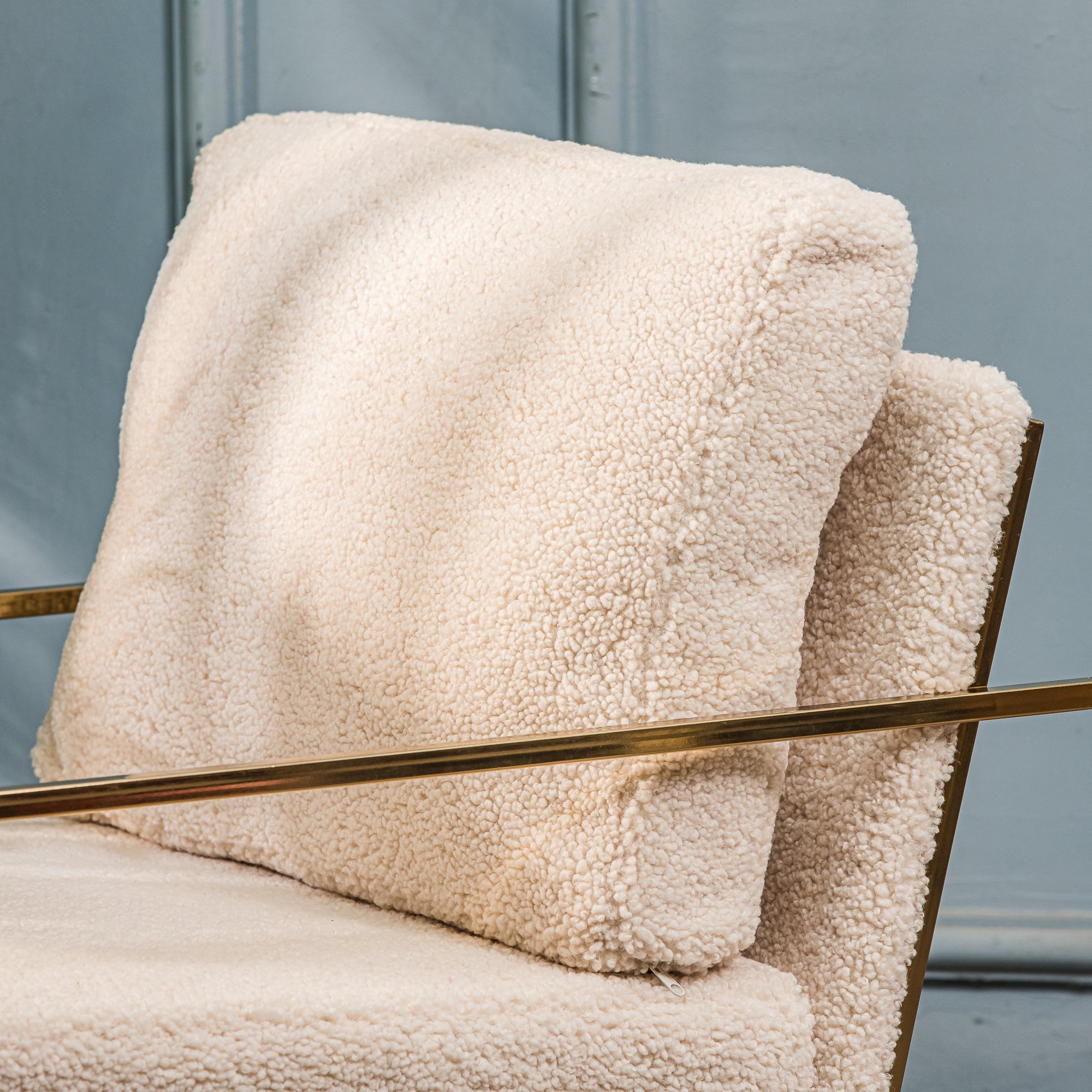 Fotel salonowy z metalu i białych pętelek