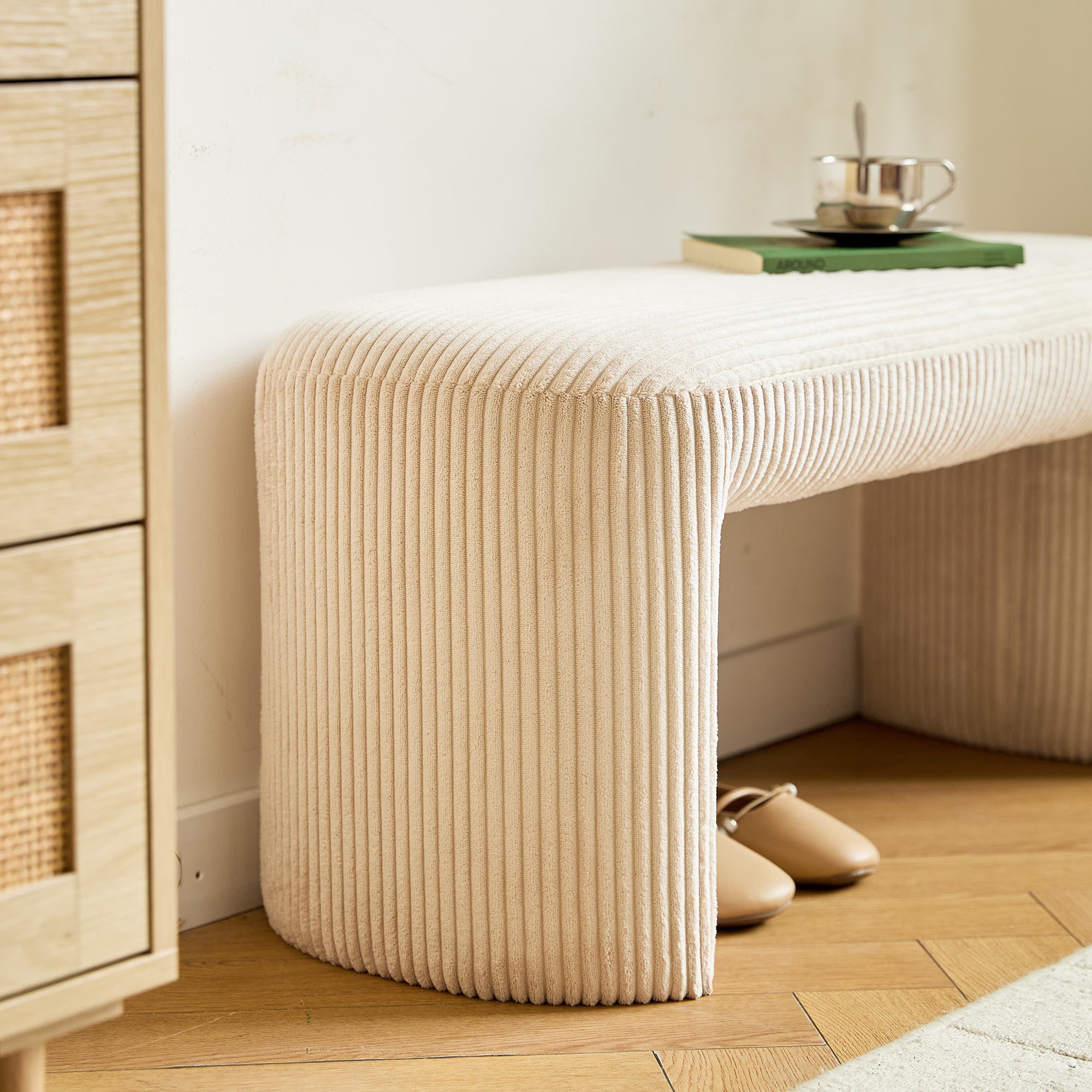 RIGA – Ławka w stylu skandynawskim z beżowego sztruksu