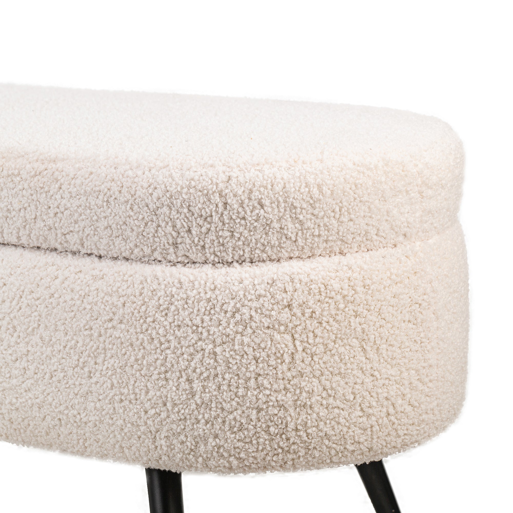 Metalowa ławka i białe pętelki