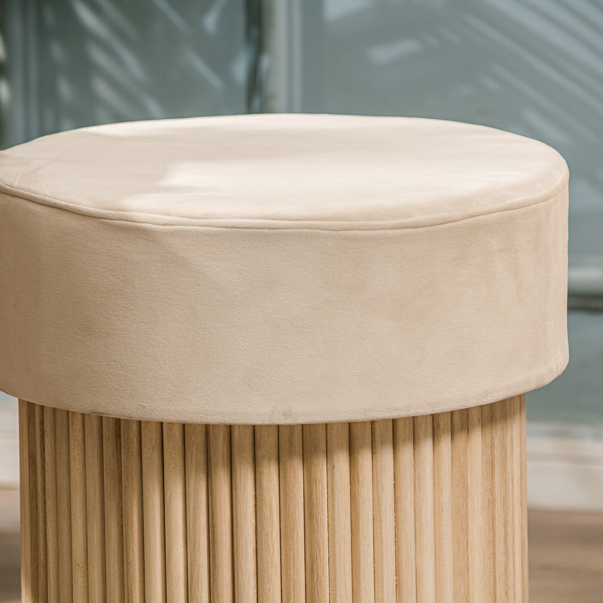 OTSU – Beżowa pufa z aksamitu i drewniana podstawa