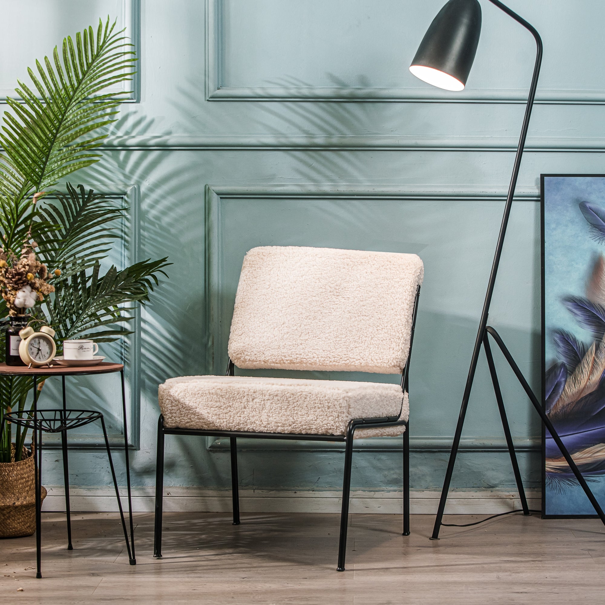 Fotel salonowy z metalu i białymi pętelkami