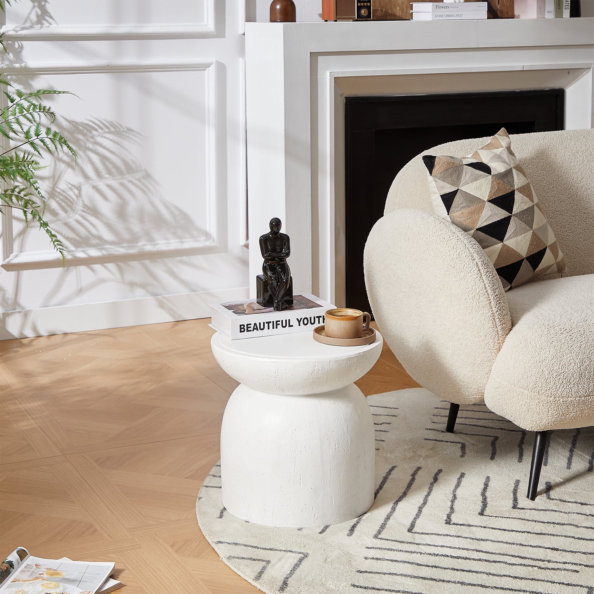 HJORRING – stolik pomocniczy do wnętrz i na zewnątrz, wykonany z białego magnezytu