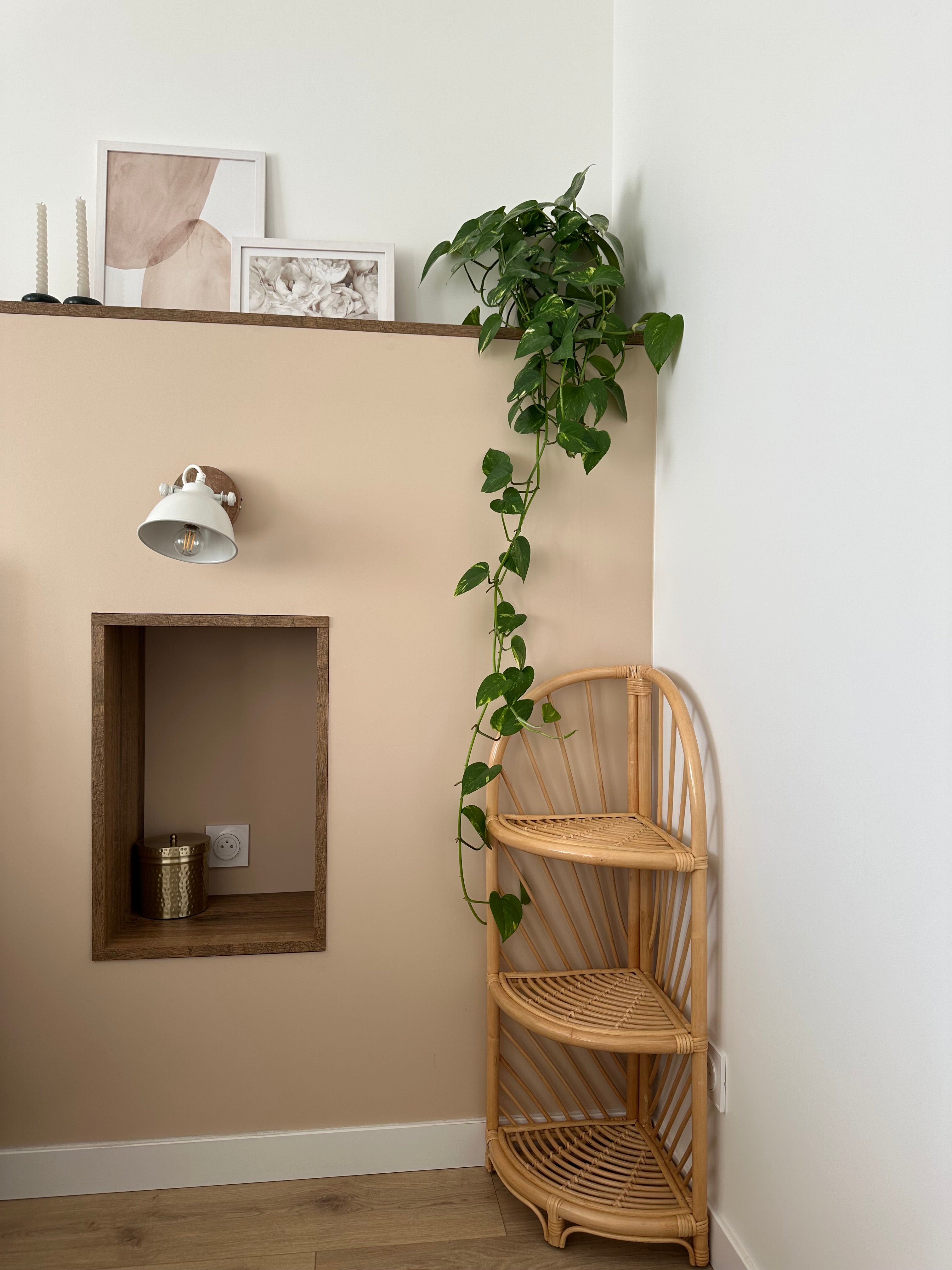 KOLAKA – 3-poziomowa półka narożna z naturalnego rattanu