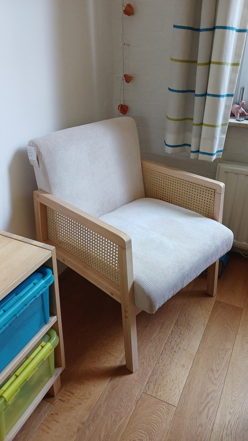 BORGO – Fotel salonowy z litego drewna i beżowej plecionki