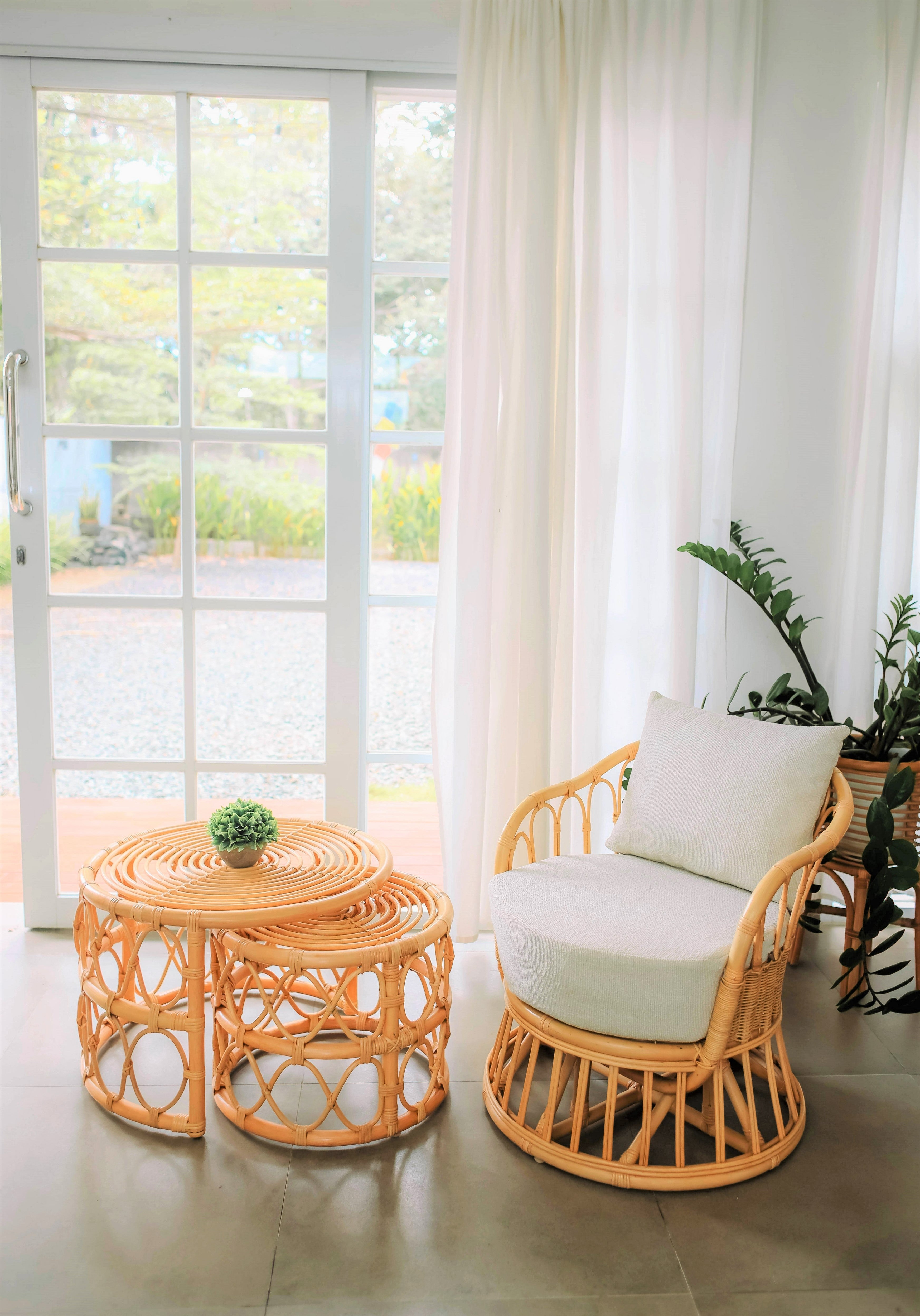 SALAWATI – Zestaw 2 stolików kawowych z naturalnego rattanu