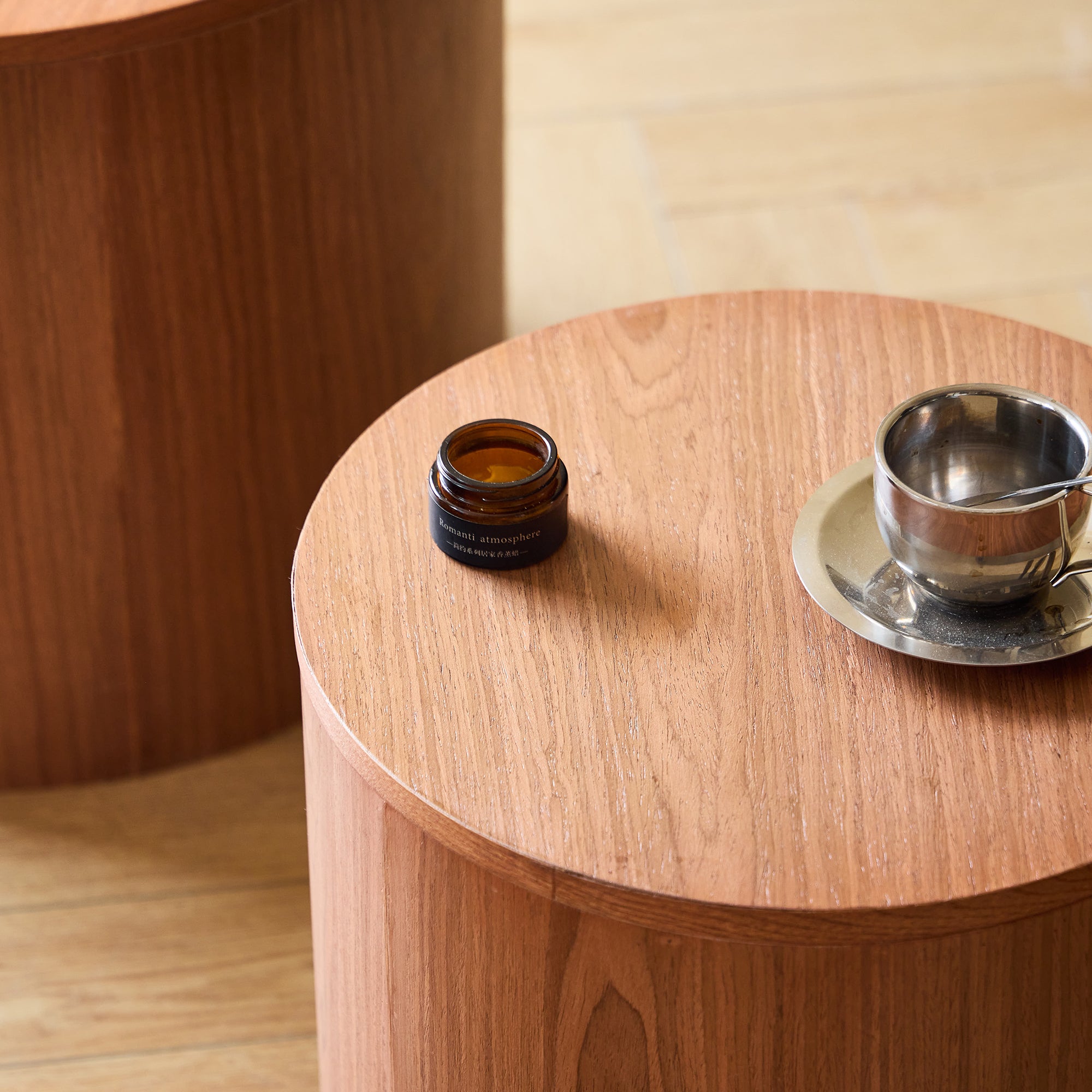 YATOMI – Zestaw 2 okrągłych stolików z litego drewna funkcją przechowywania