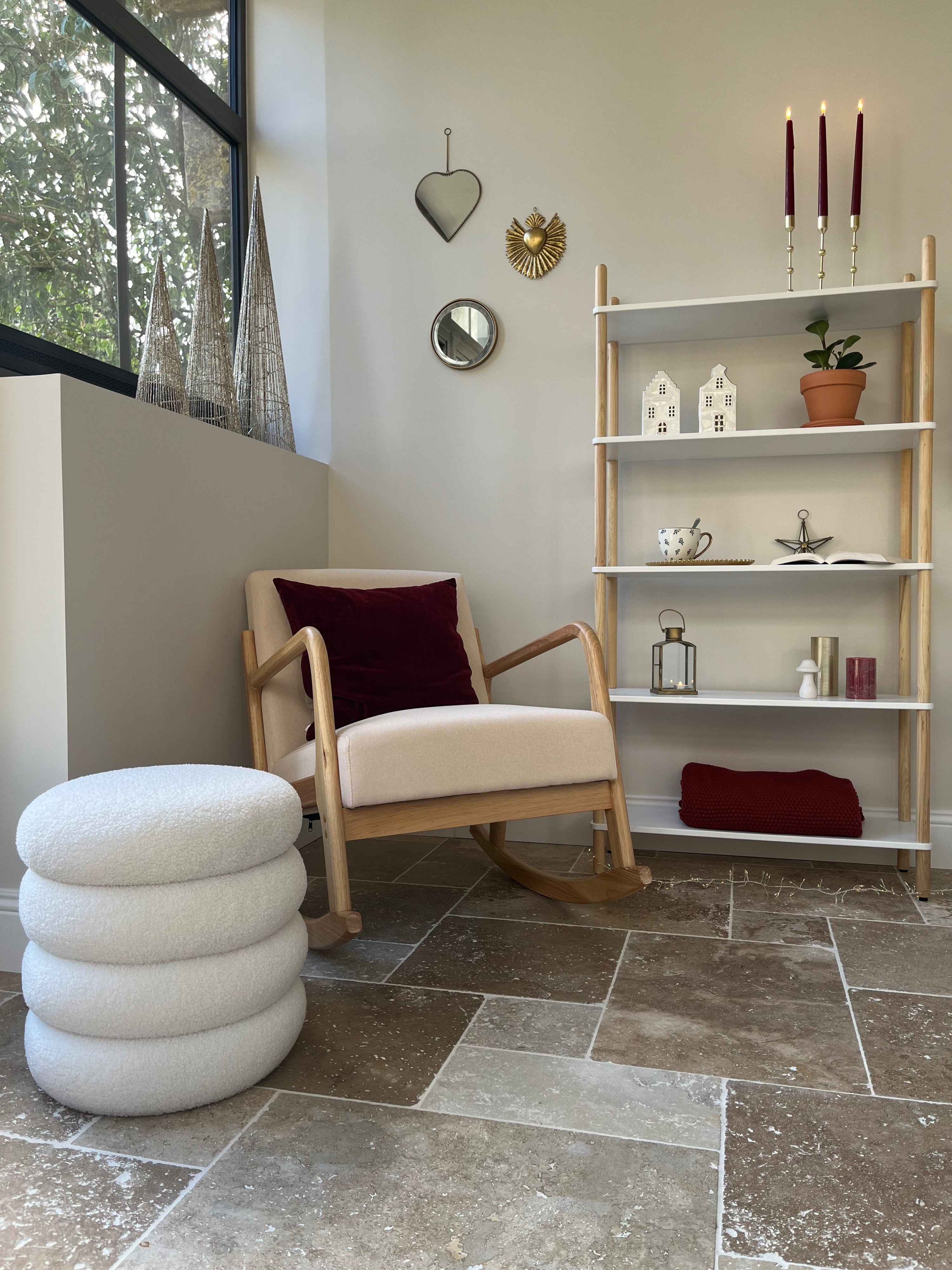 FLOKKE – Pufa funkcją przechowywania, pokryta białymi pętelkami, w stylu skandynawskim