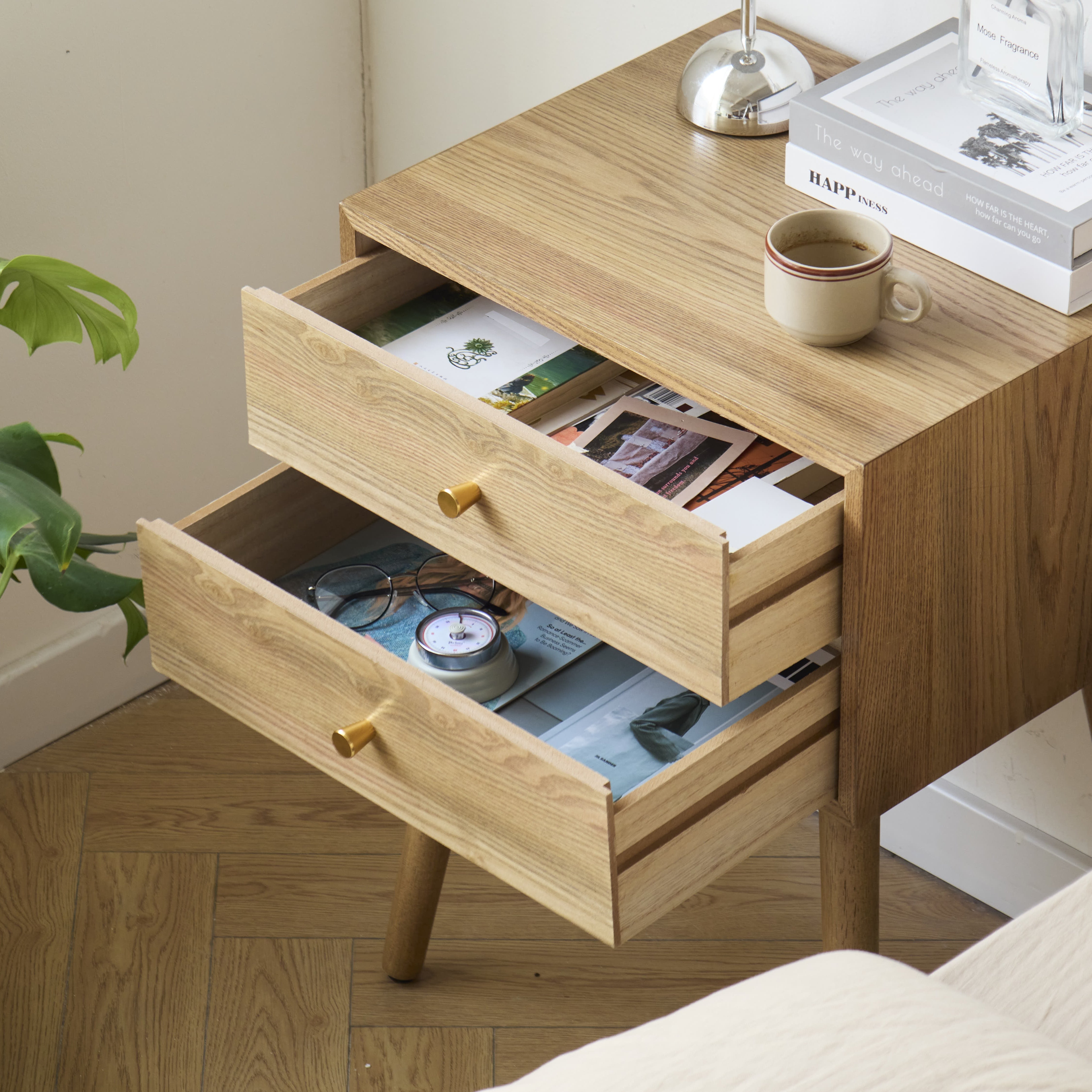 TONDER – drewniany stolik nocny z 2 szufladami