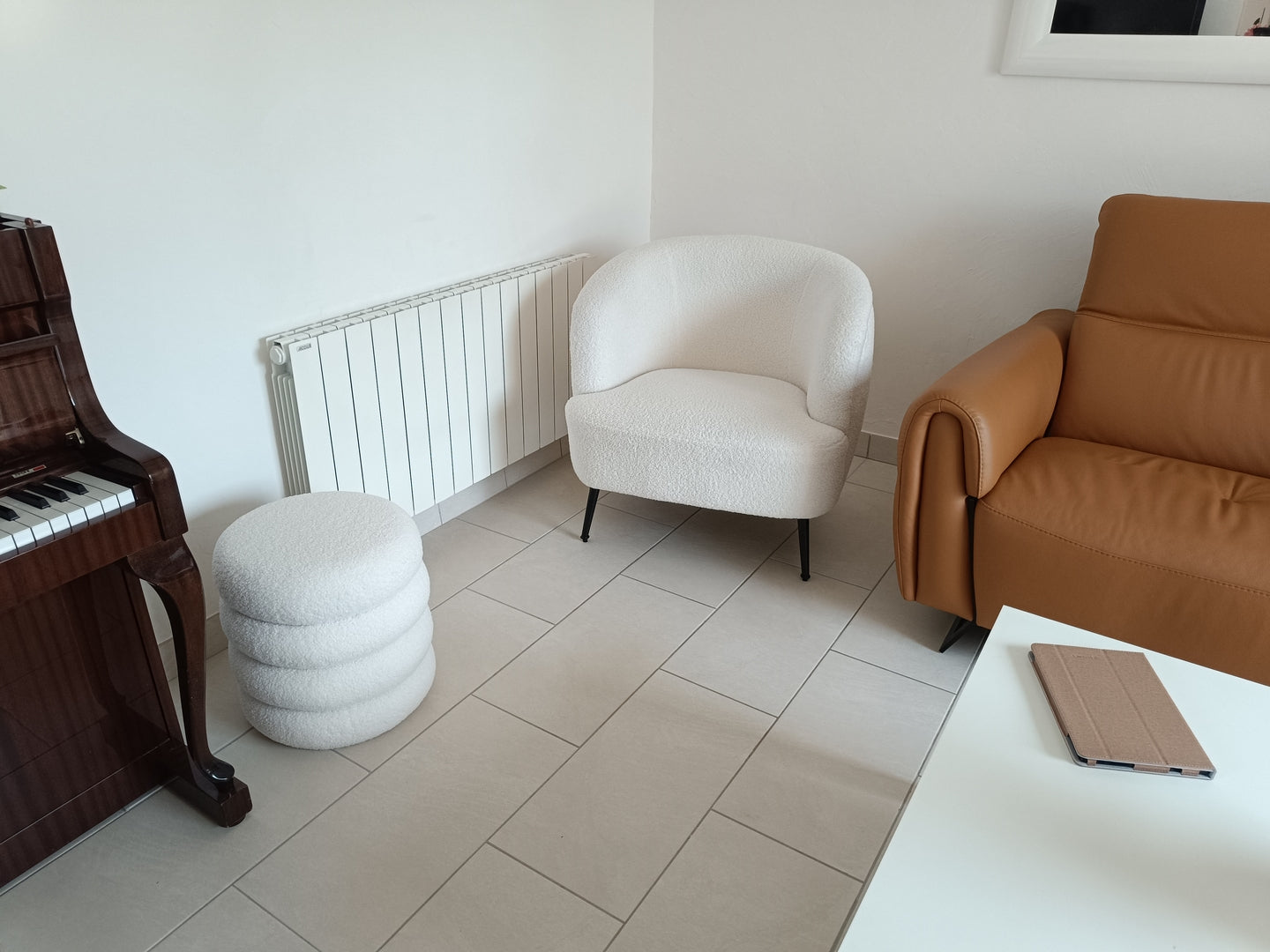 KORGEN – Fotel salonowy z metalu i białych pętelek