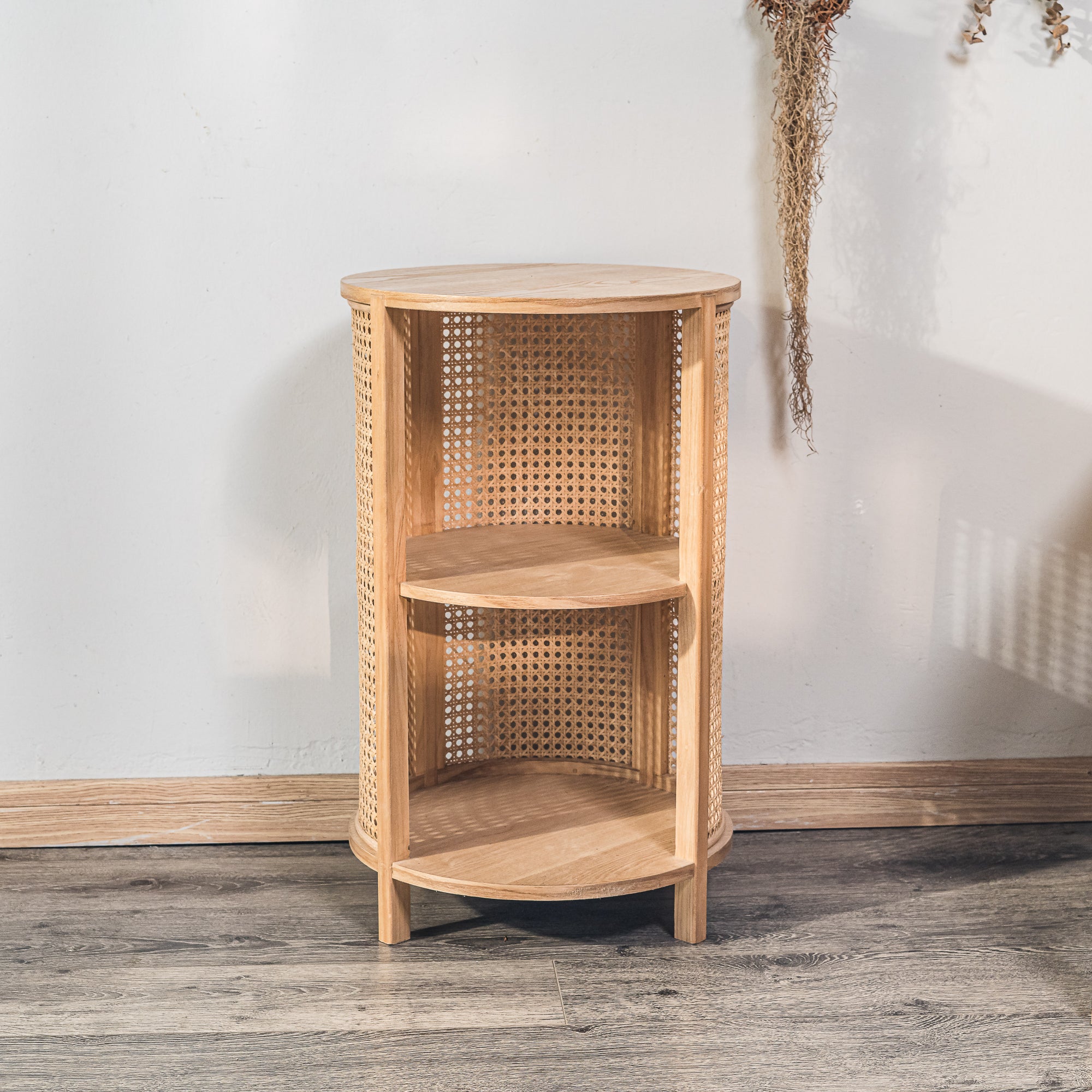 ALTA – stolik nocny z 2 schowkami z drewna i naturalnego rattanu
