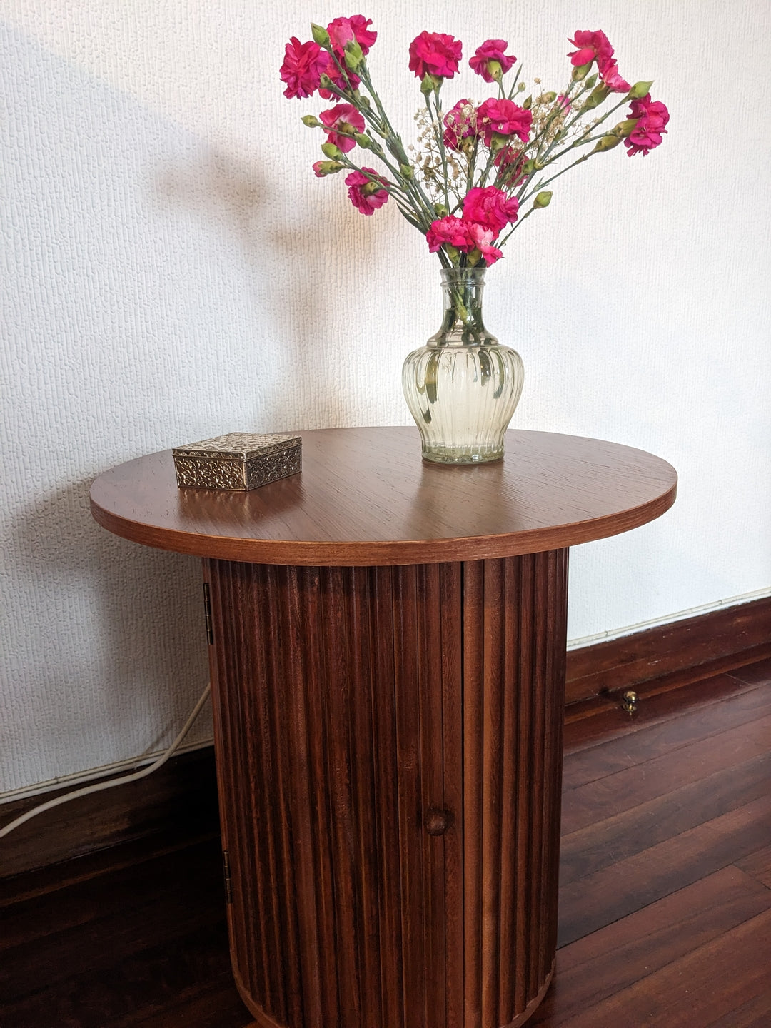 TRINIDAD – stolik pomocniczy z litego drewna w wykończeniu orzechowym