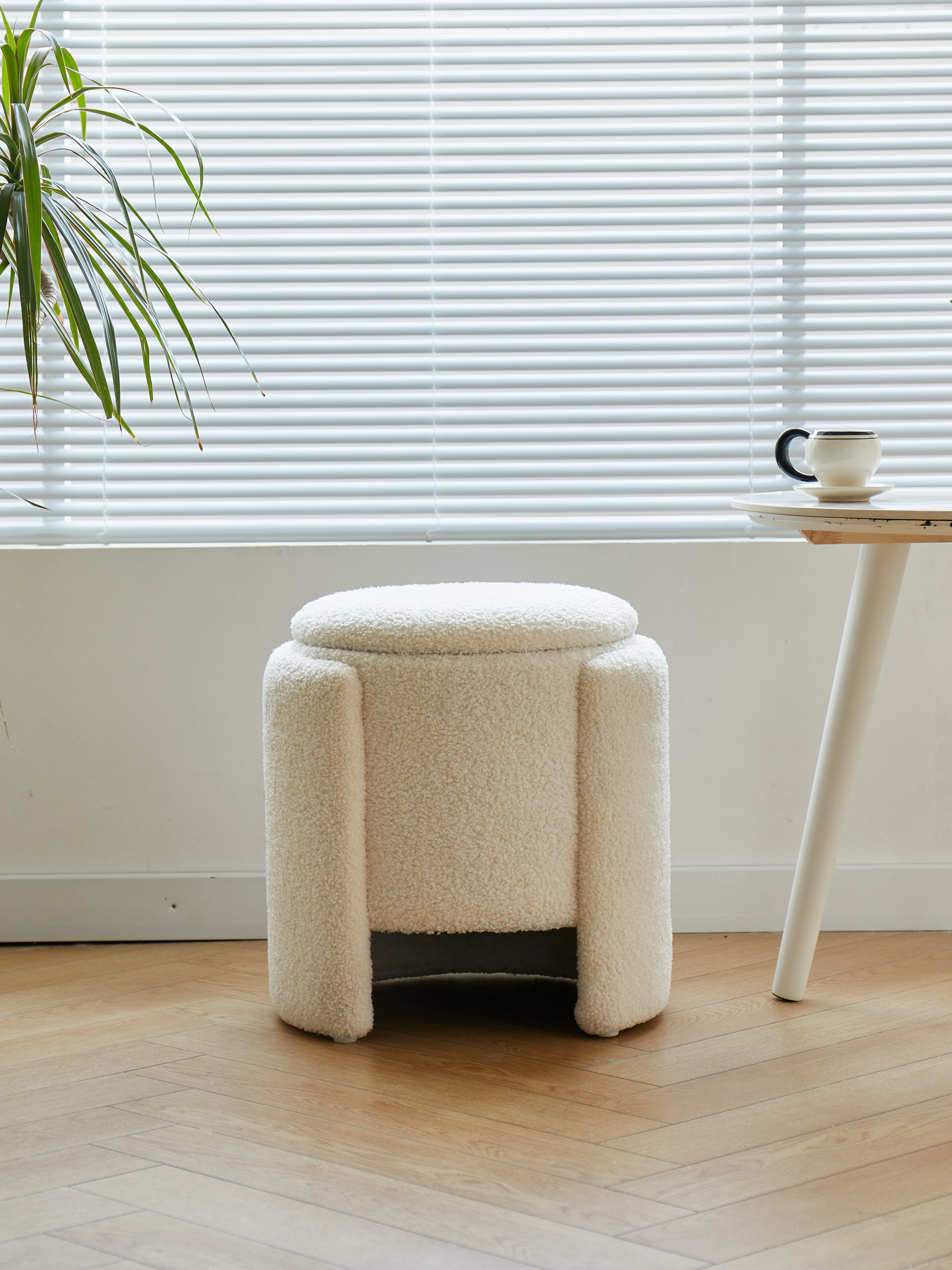 MOSS – Pufa w stylu skandynawskim z białymi pętelkami