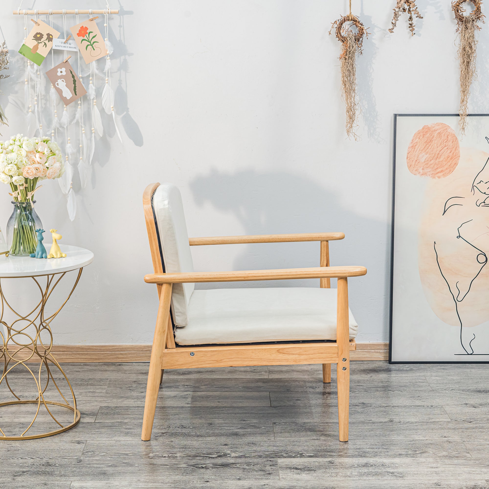 Fotel salonowy z litego drewna i beżowej tkaniny