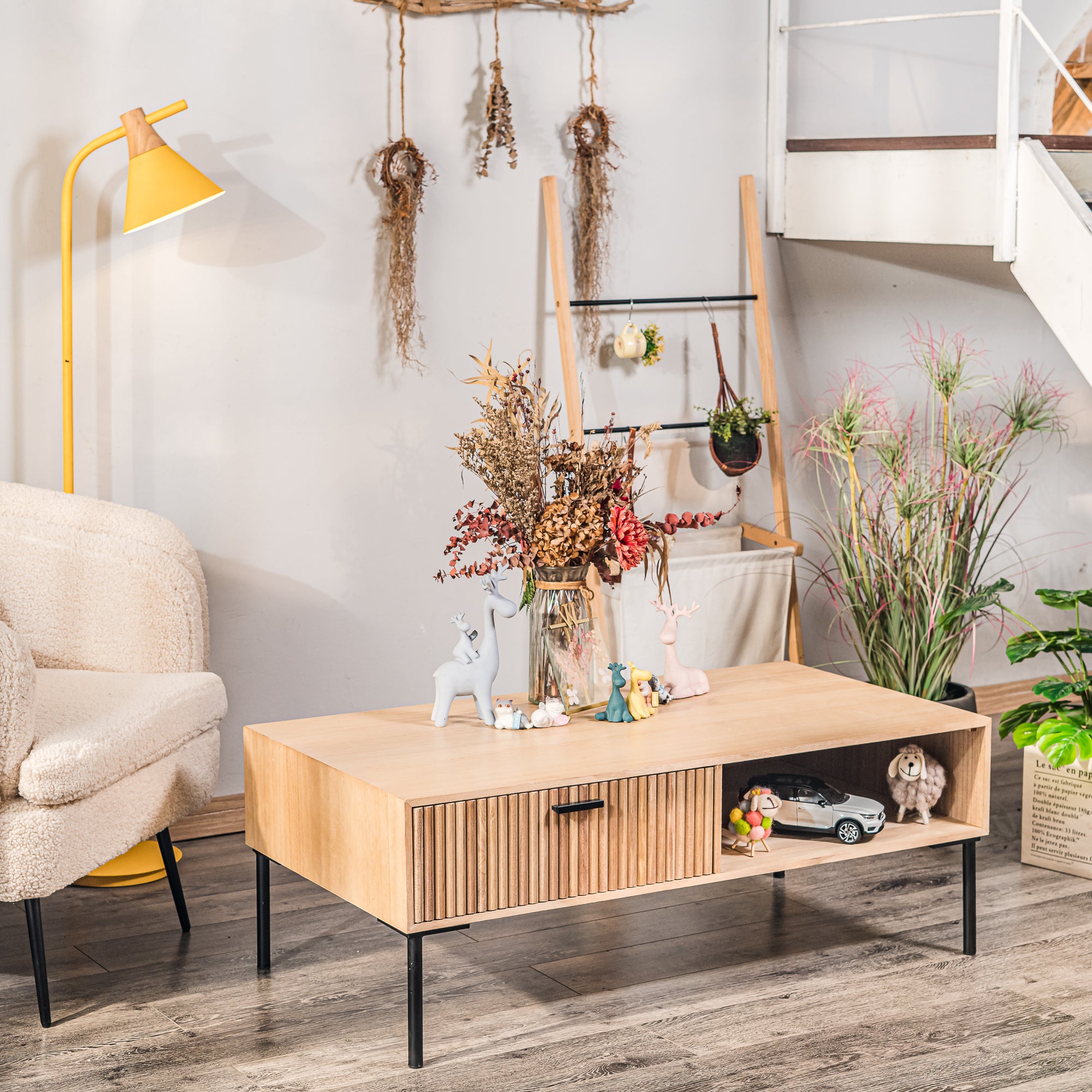 Stolik kawowy z litego drewna i metalu