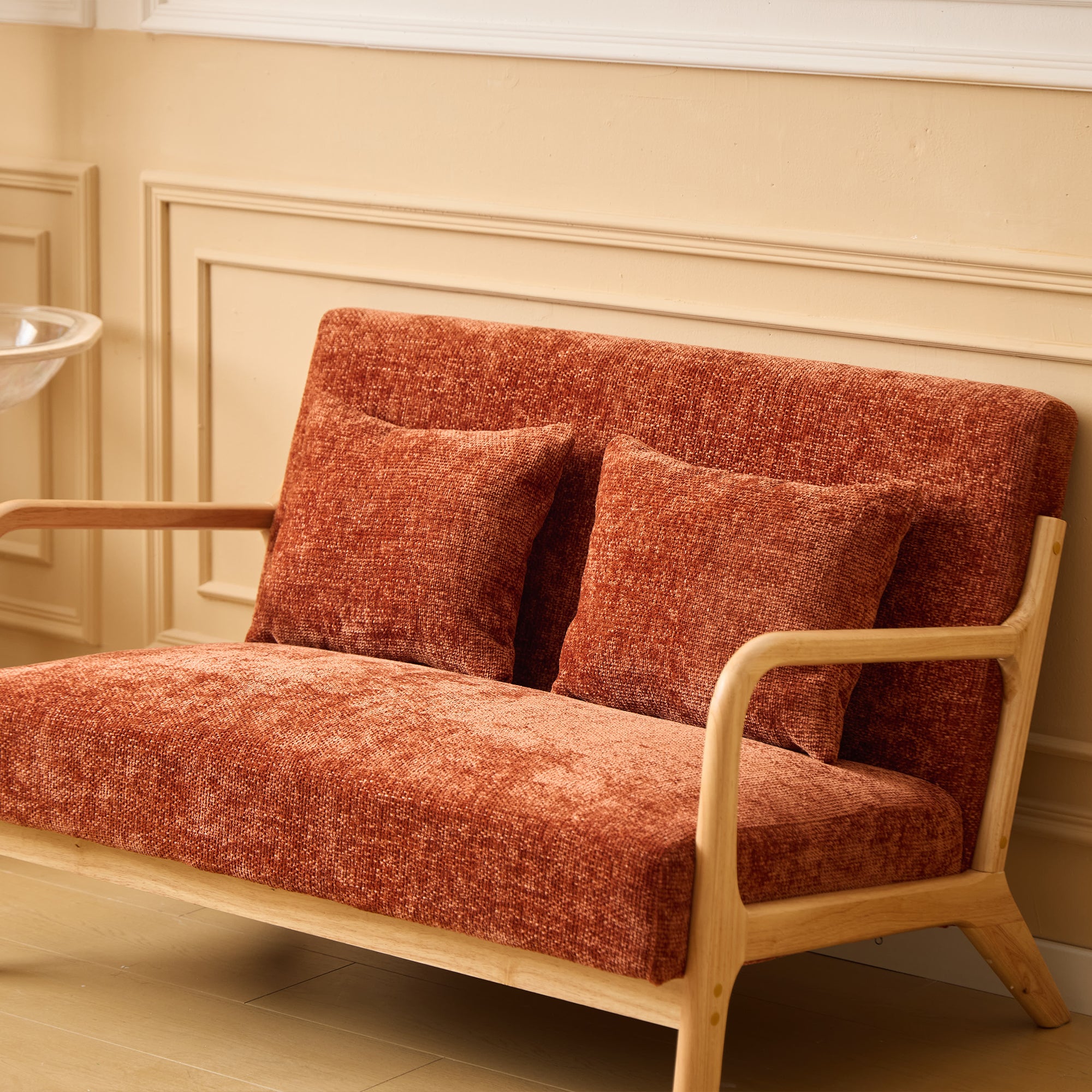 OHAMA – Skandynawska ławka 2-osobowa z drewna i tkaniny w kolorze terakoty