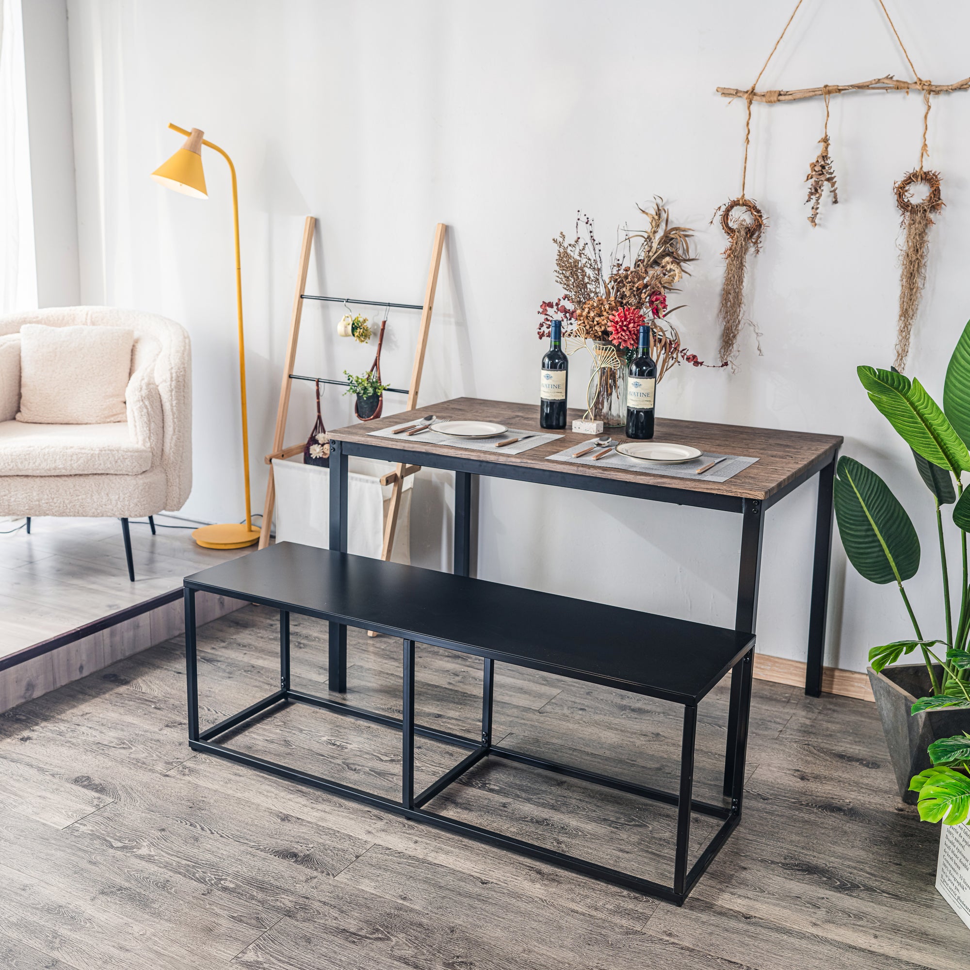 Czarna metalowa ławka przemysłowa