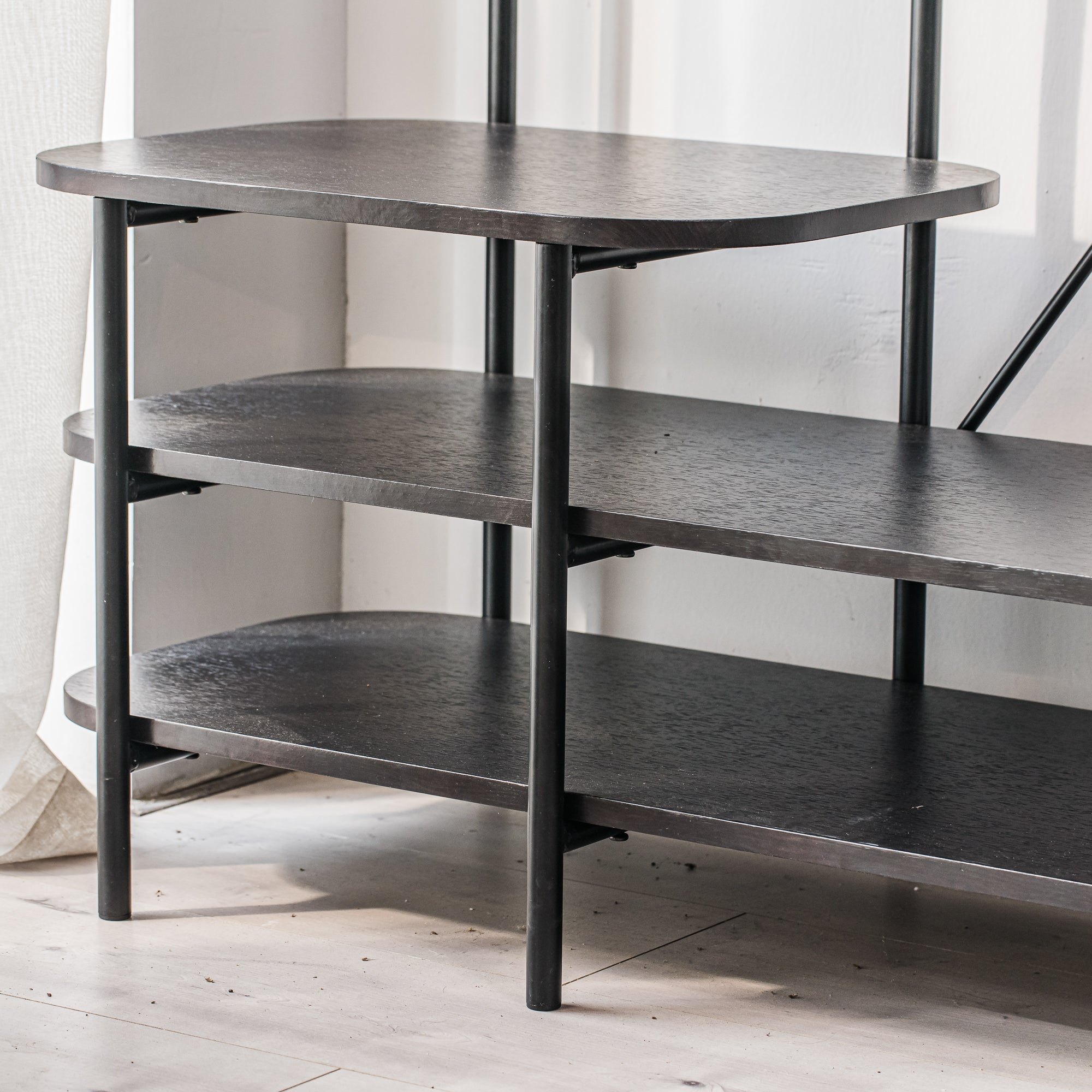 LESTER – szafka przedpokojowa w stylu industrialnym z czarnymi drewnianymi półkami