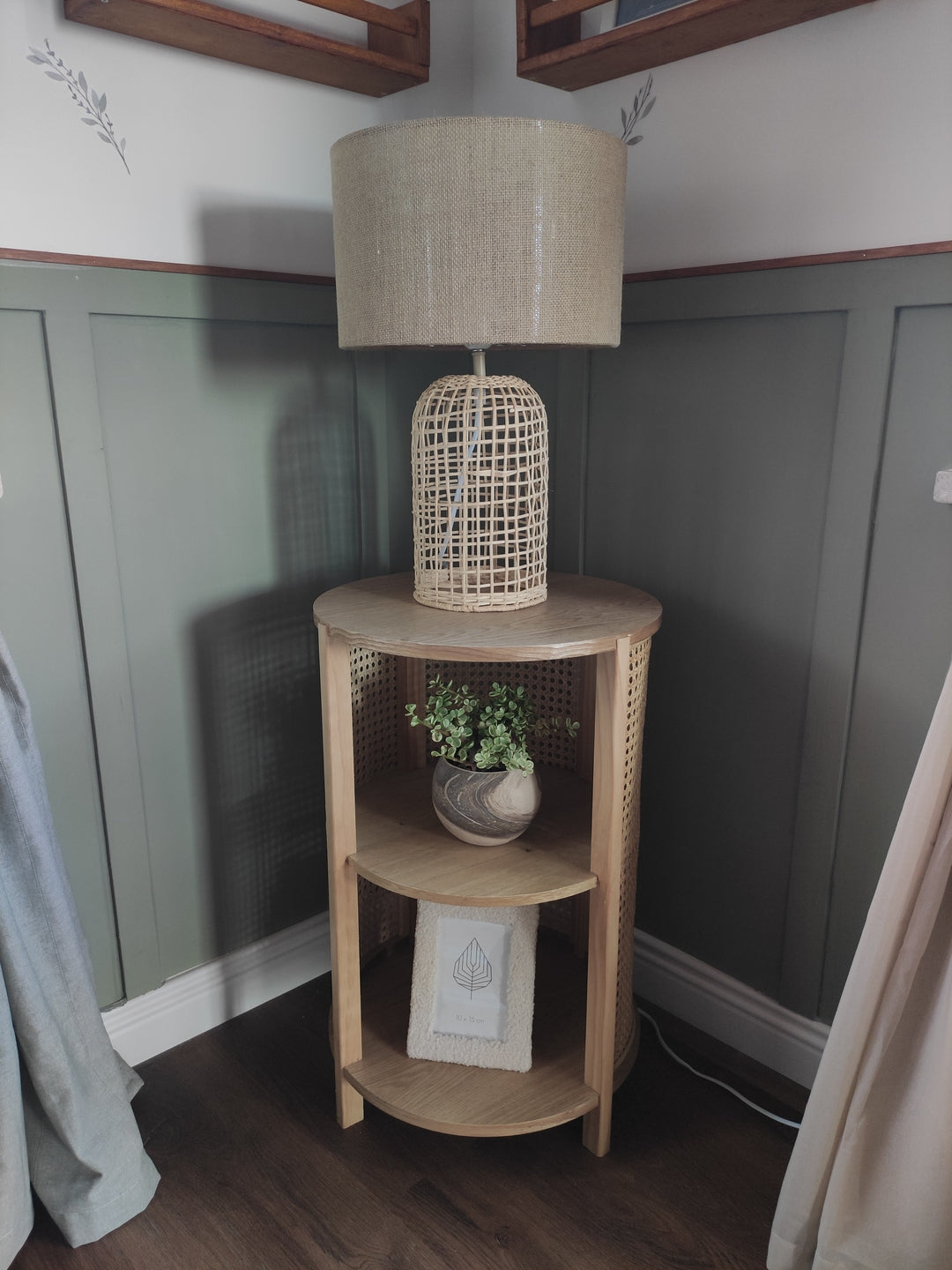 ALTA – stolik nocny z 2 schowkami z drewna i naturalnego rattanu