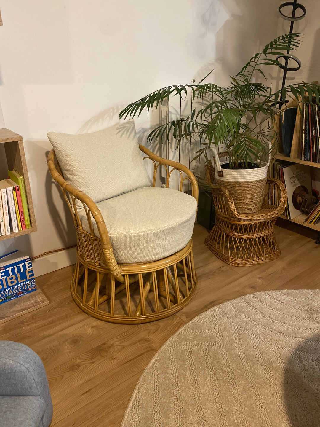 PALOPO – Fotel z naturalnego rattanu i beżowej tkaniny