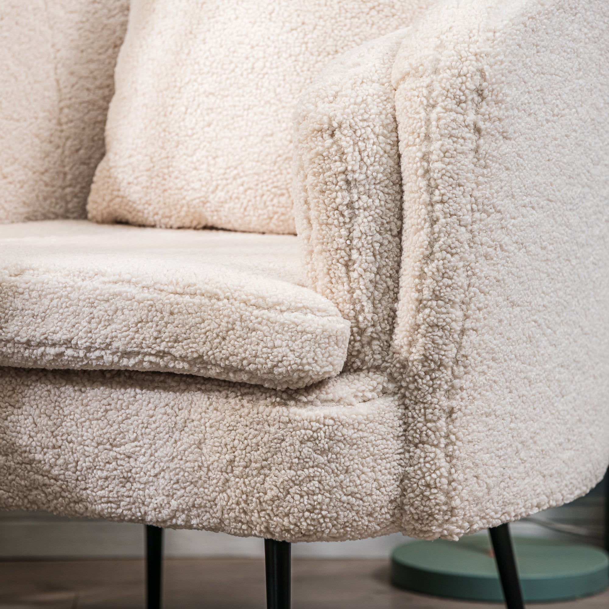 DUKE – Fotel salonowy z metalu i białymi pętelkami