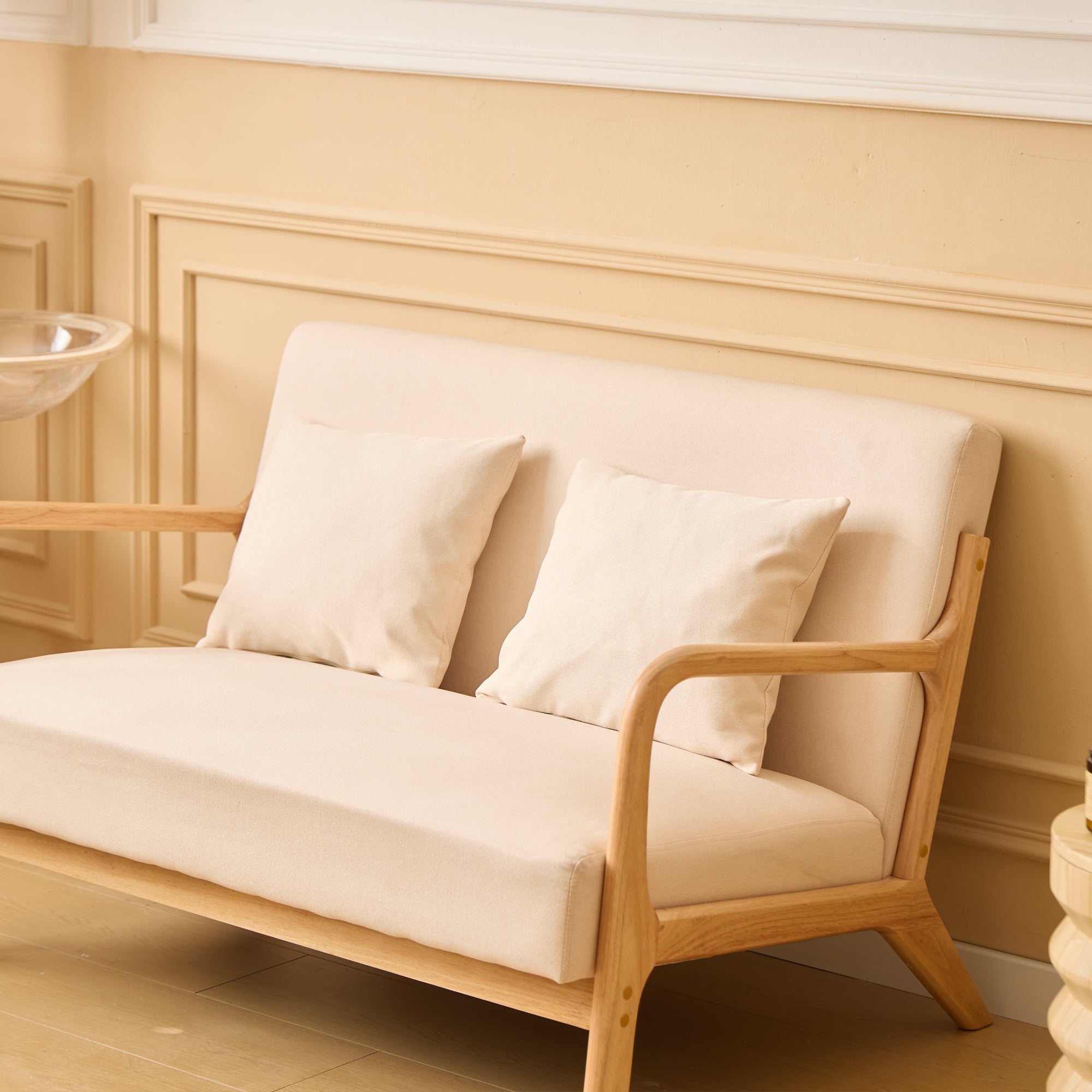 OHAMA – Skandynawska ławka 2-osobowa z drewna i beżowej tkaniny