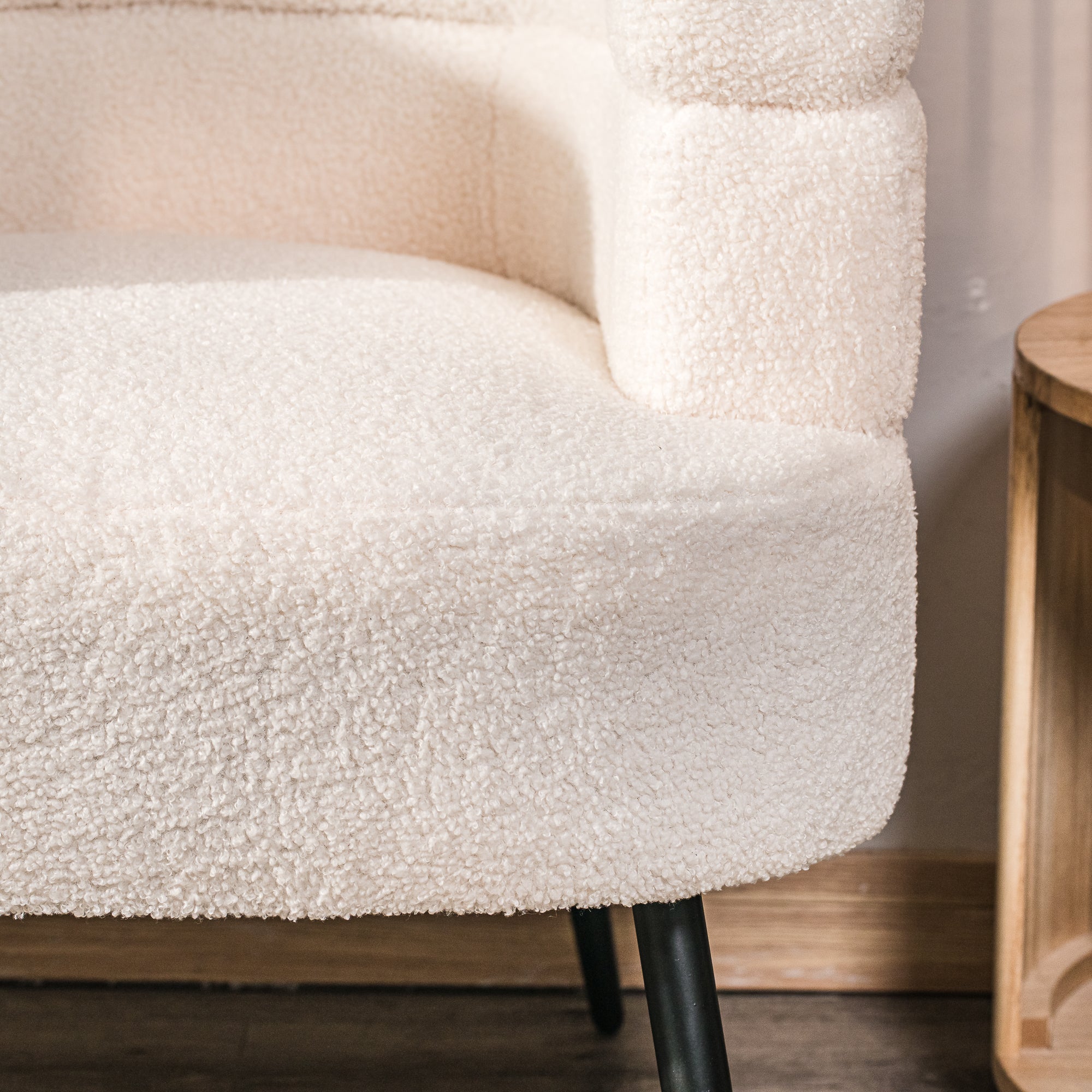 KORGEN – Fotel salonowy z metalu i białych pętelek