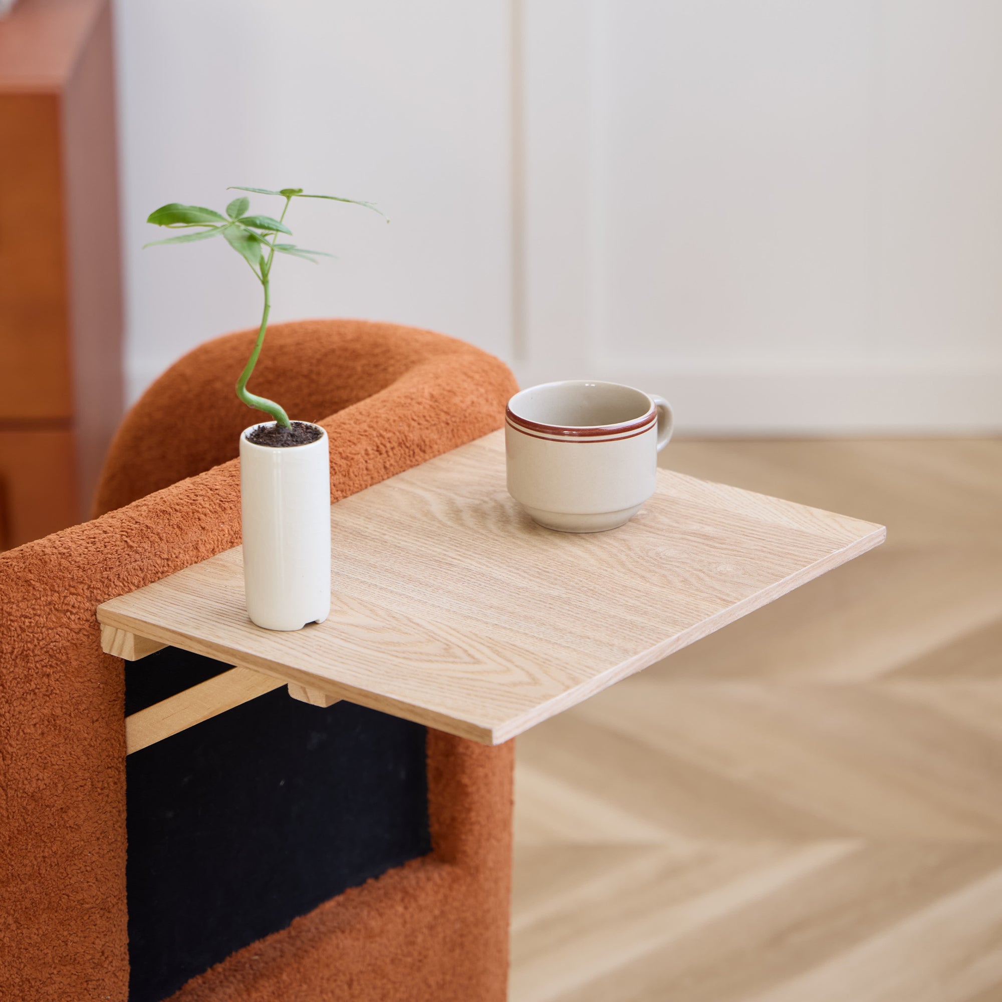 HALMSTAD – Obrotowy fotel salonowy i pufa z tkaniny w kolorze terakoty