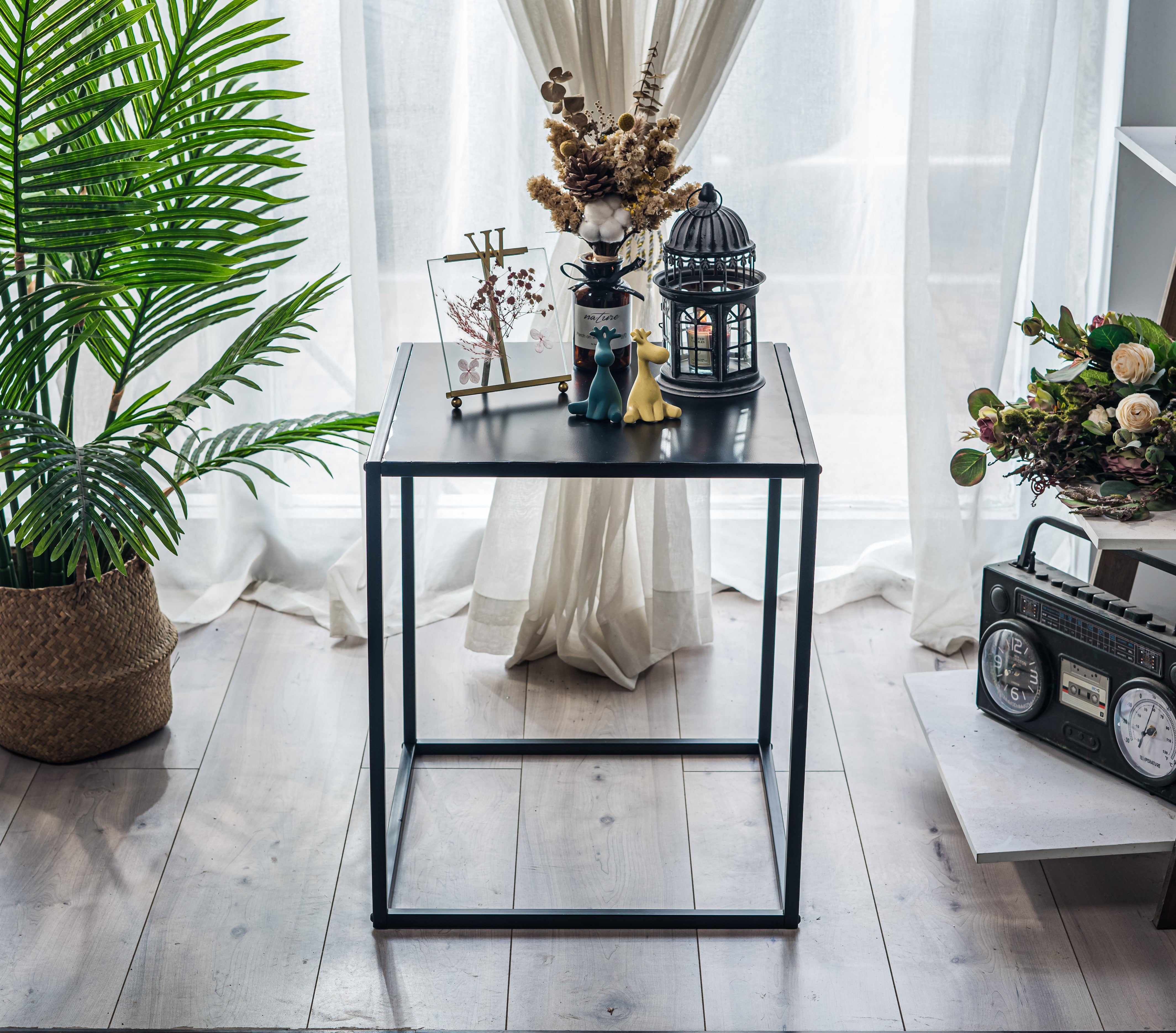 Industrialny stolik pomocniczy z czarnego metalu