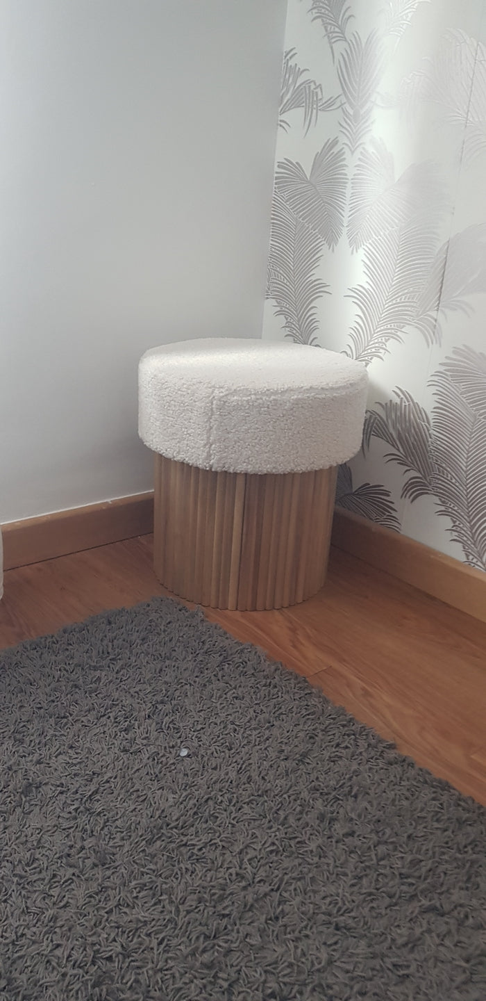 OTSU – pufa z białymi pętelkami i drewnianą podstawą