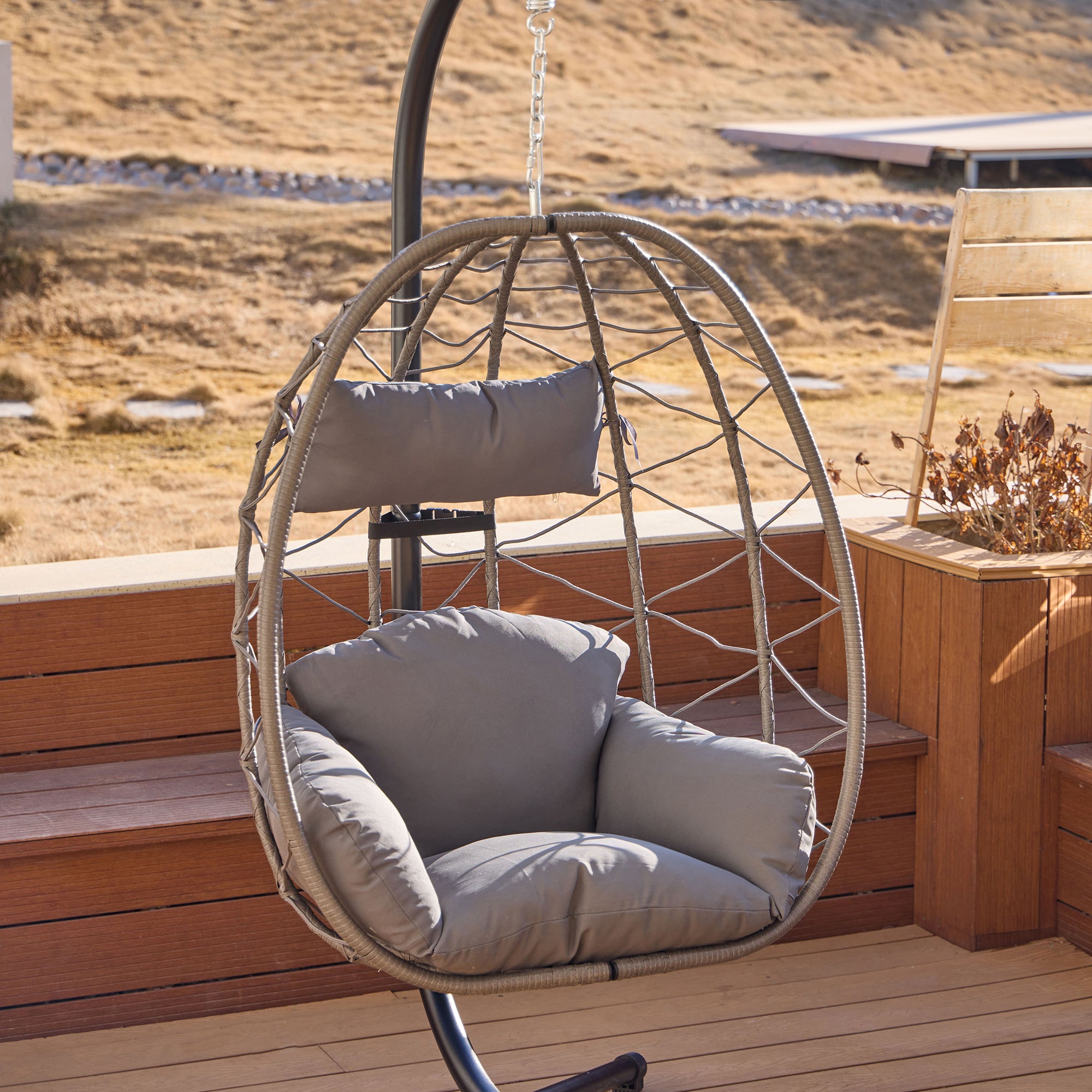 VENICE – Wiszący fotel z rattanu i czarnego metalu