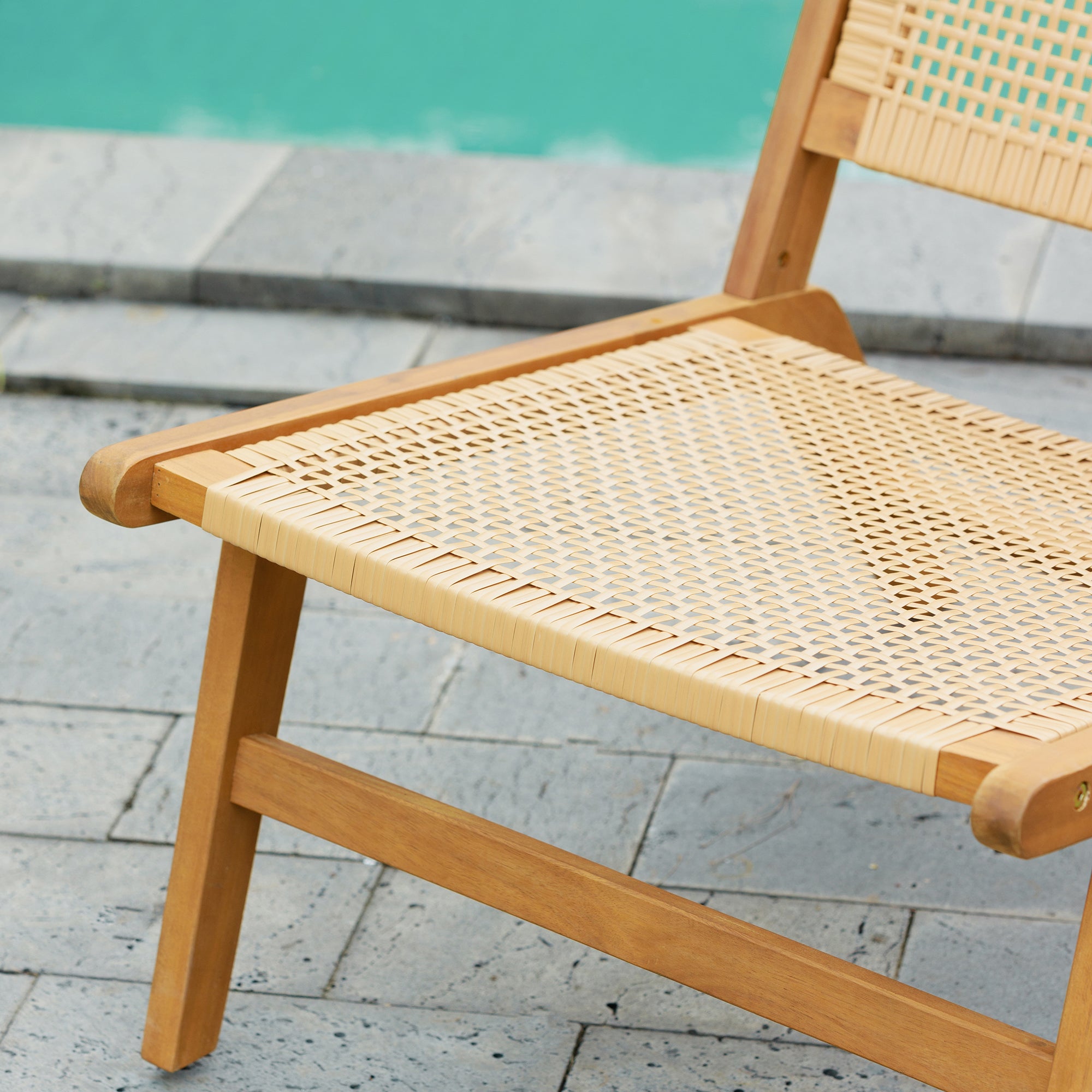 AGUILARES – Fotel do wnętrz i na zewnątrz z litego drewna akacjowego i rattanowego