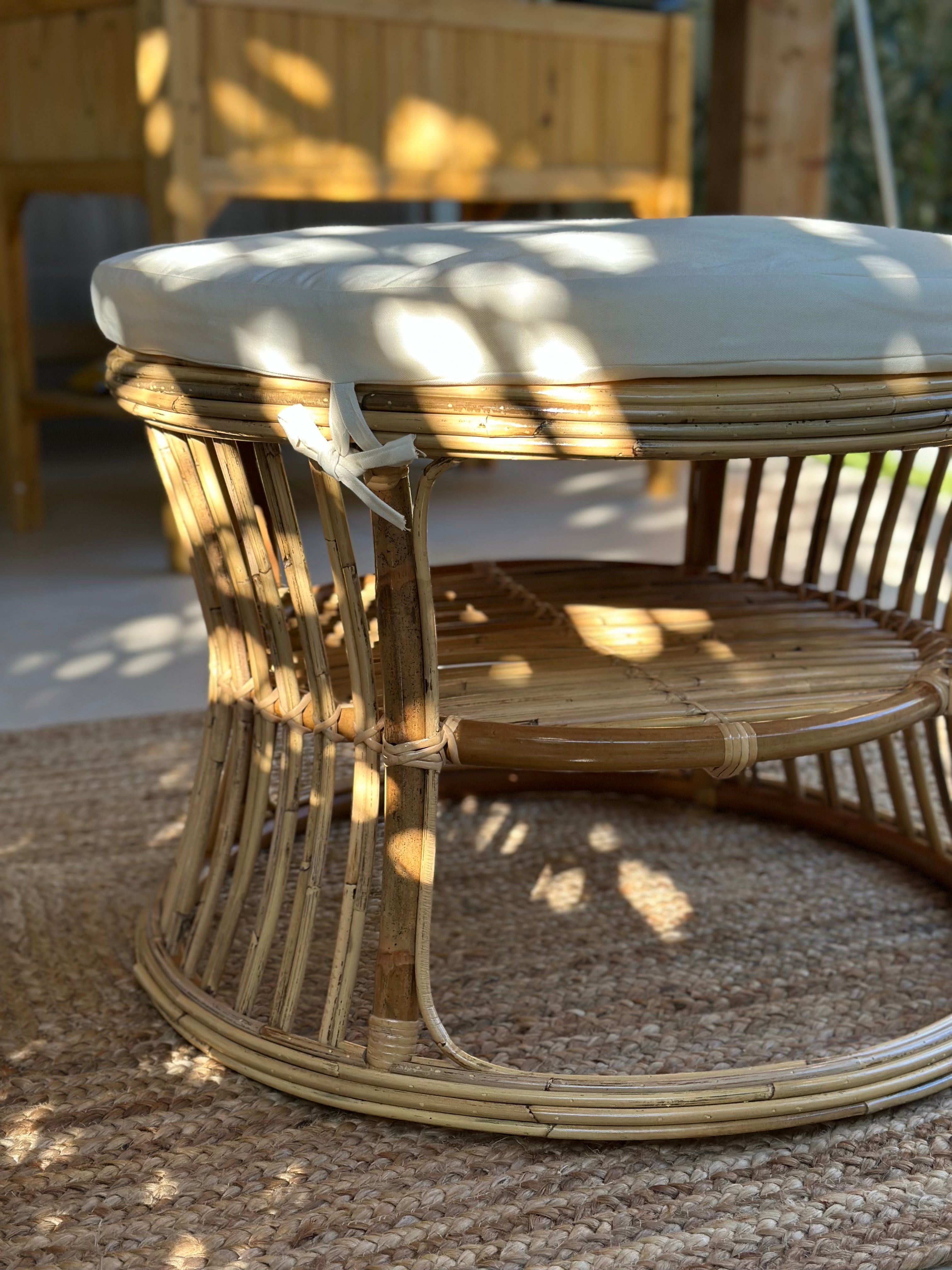 SERAM – pufa z naturalnego rattanu i beżowej tkaniny