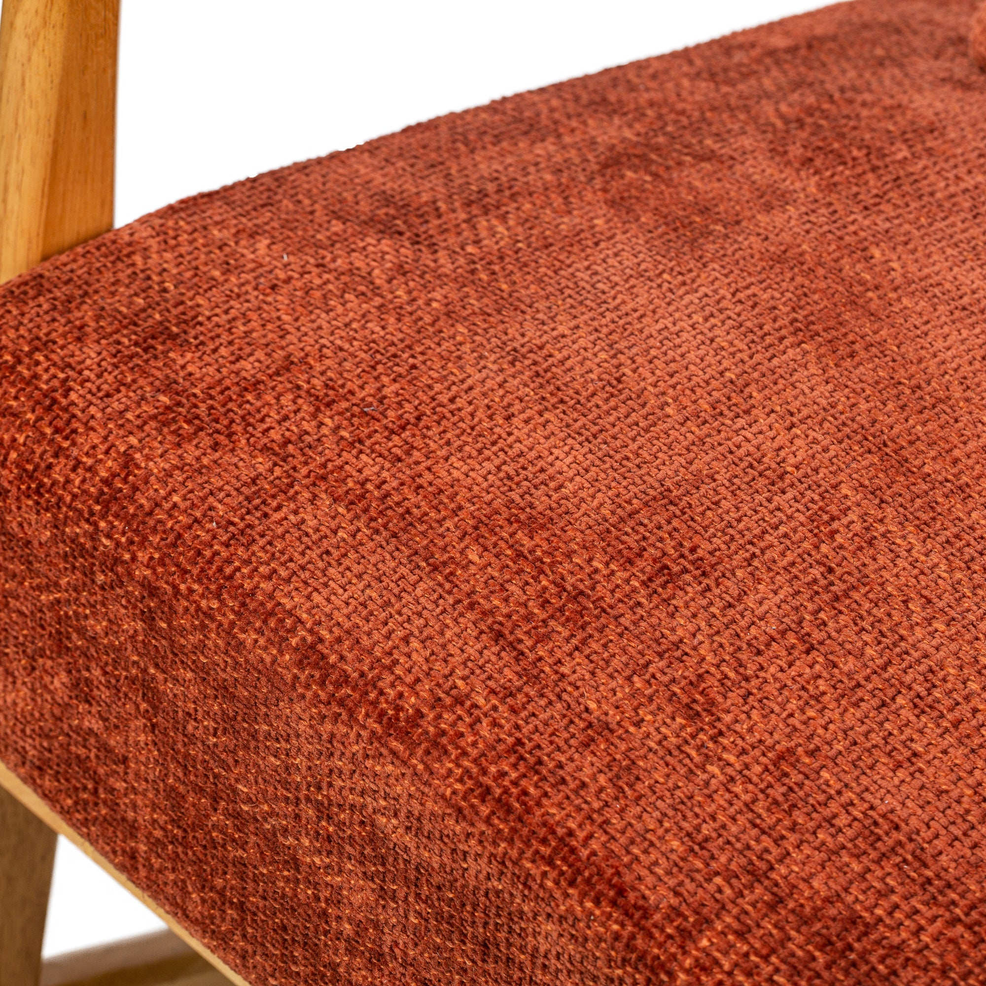 Fotel bujany z litego drewna i tkaniny w kolorze terakoty