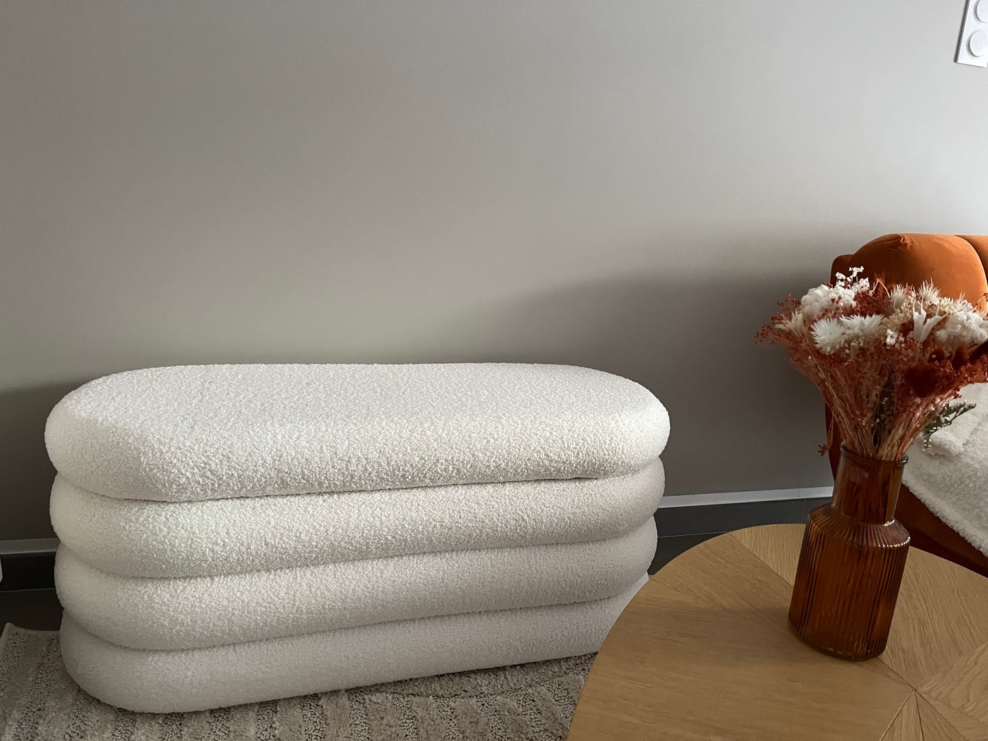 Ławka z schowkiem w białe pętelki