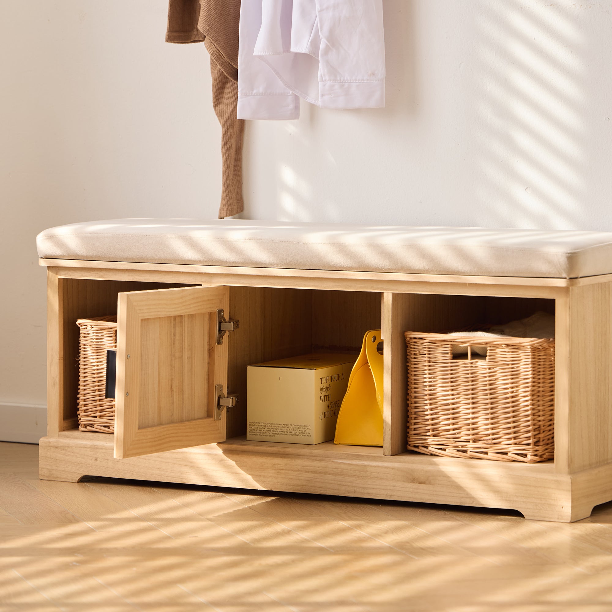 CHIBA – Ławka z pojemnikiem, wykonana z drewna i beżowego aksamitu