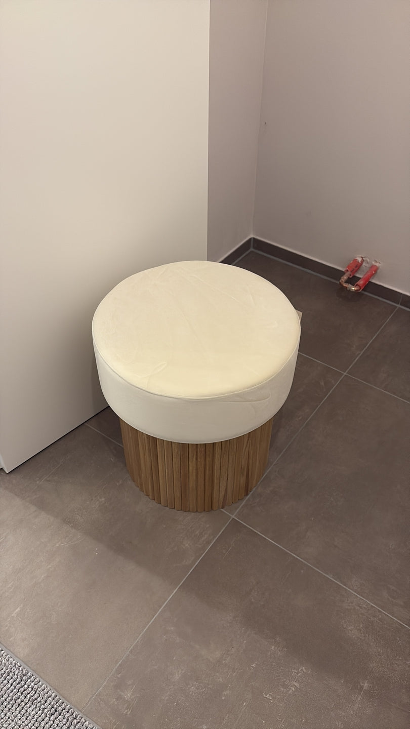 OTSU – Beżowa pufa z aksamitu i drewniana podstawa