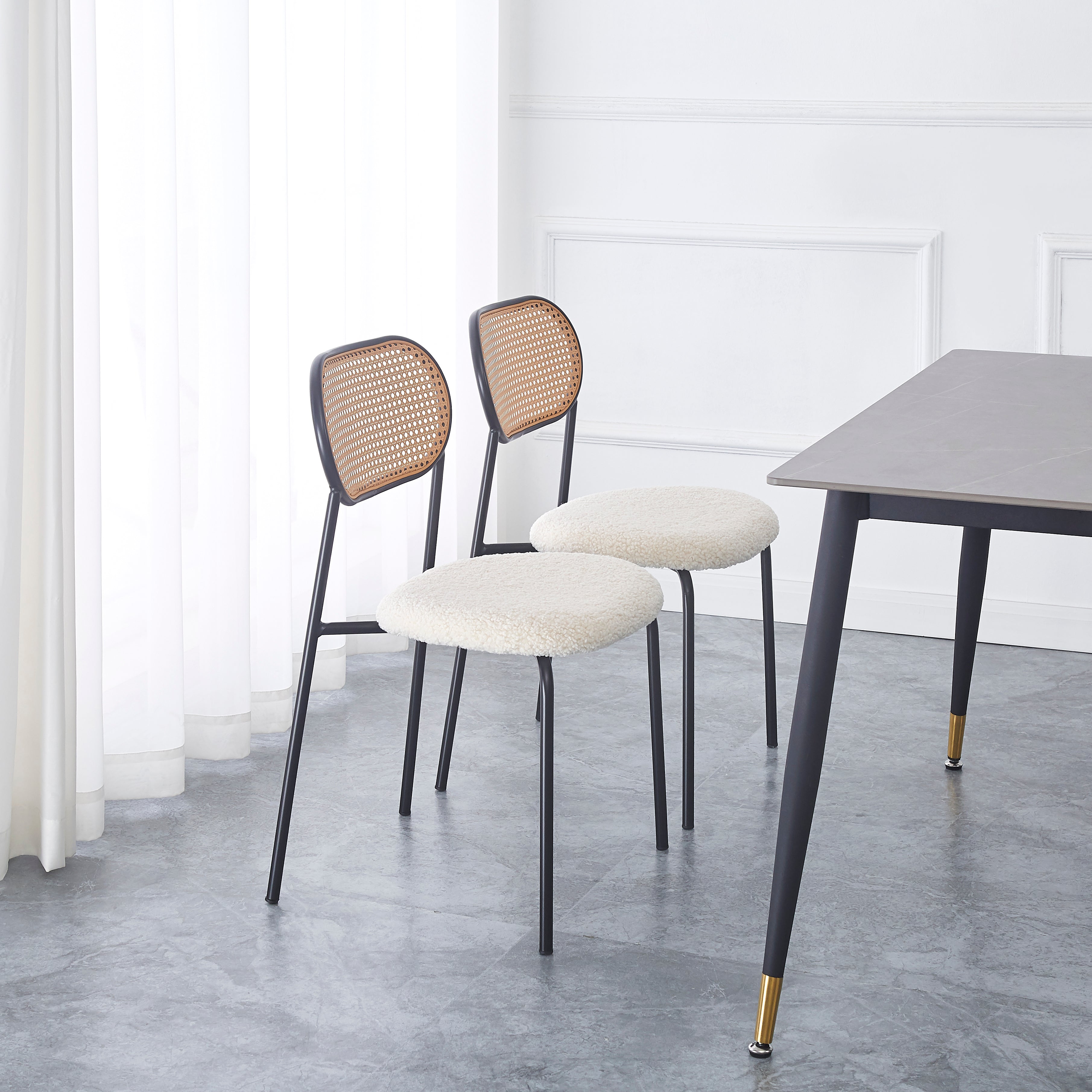 Zestaw 2 metalowych krzeseł z siedziskiem z plecionki