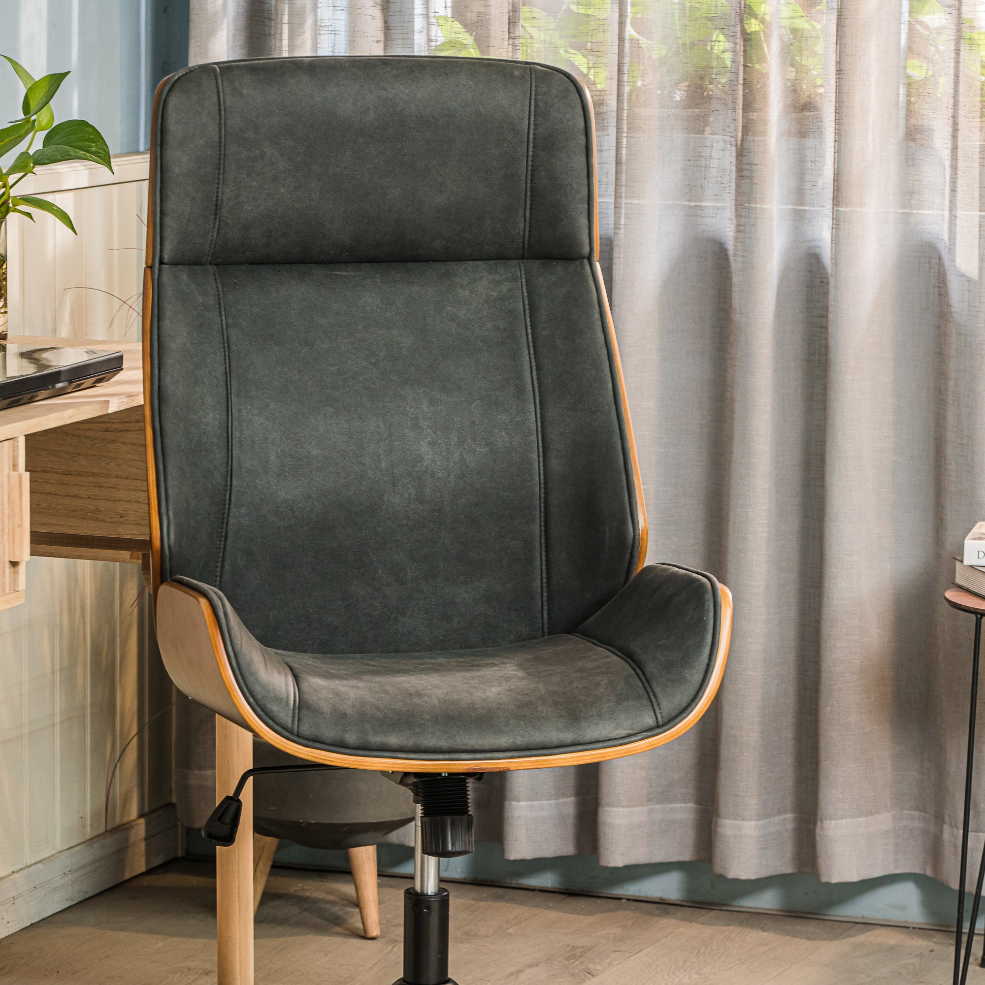 VICTORIA – Krzesło biurowe z drewna i czarnego zamszu