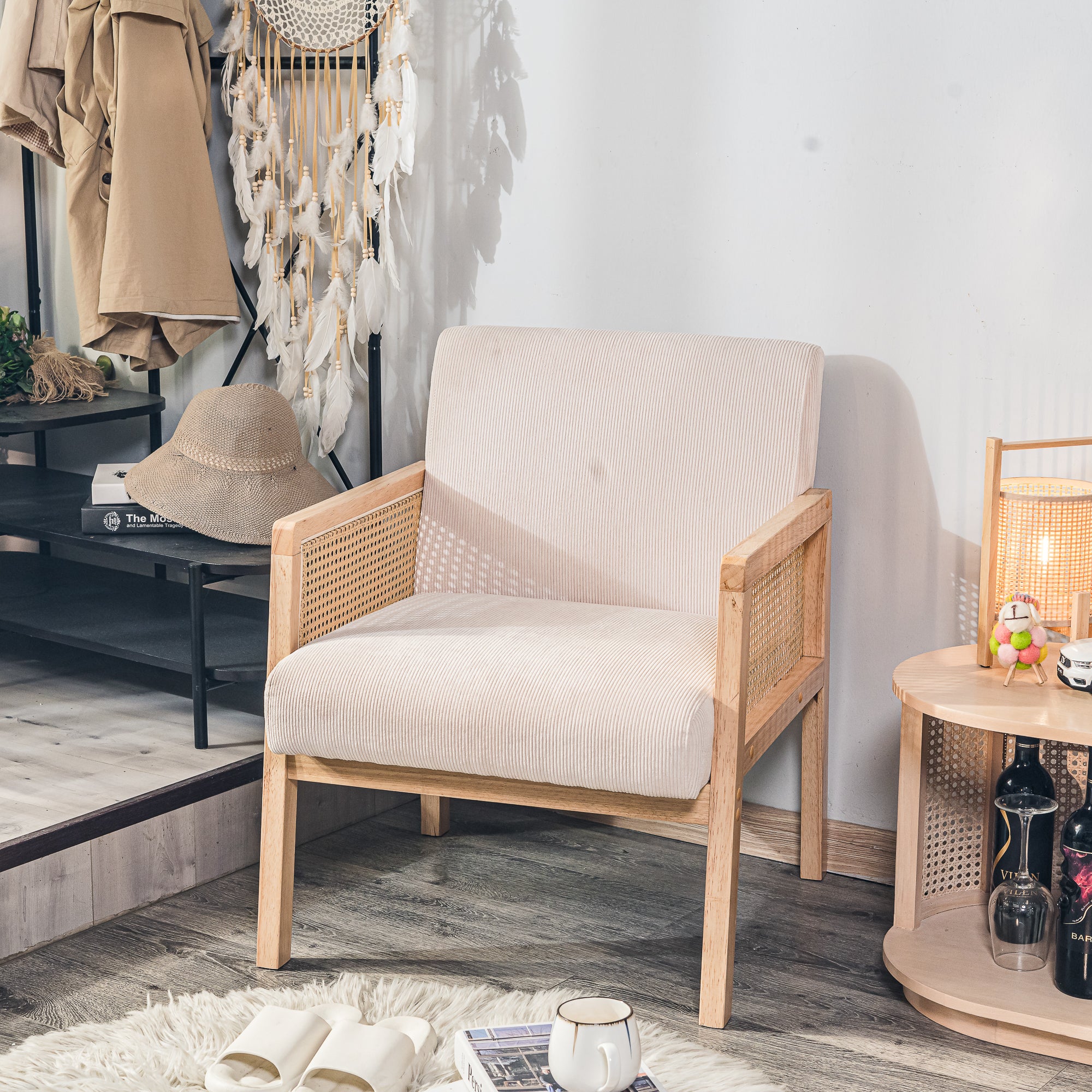 BORGO – Fotel salonowy z litego drewna i beżowej plecionki