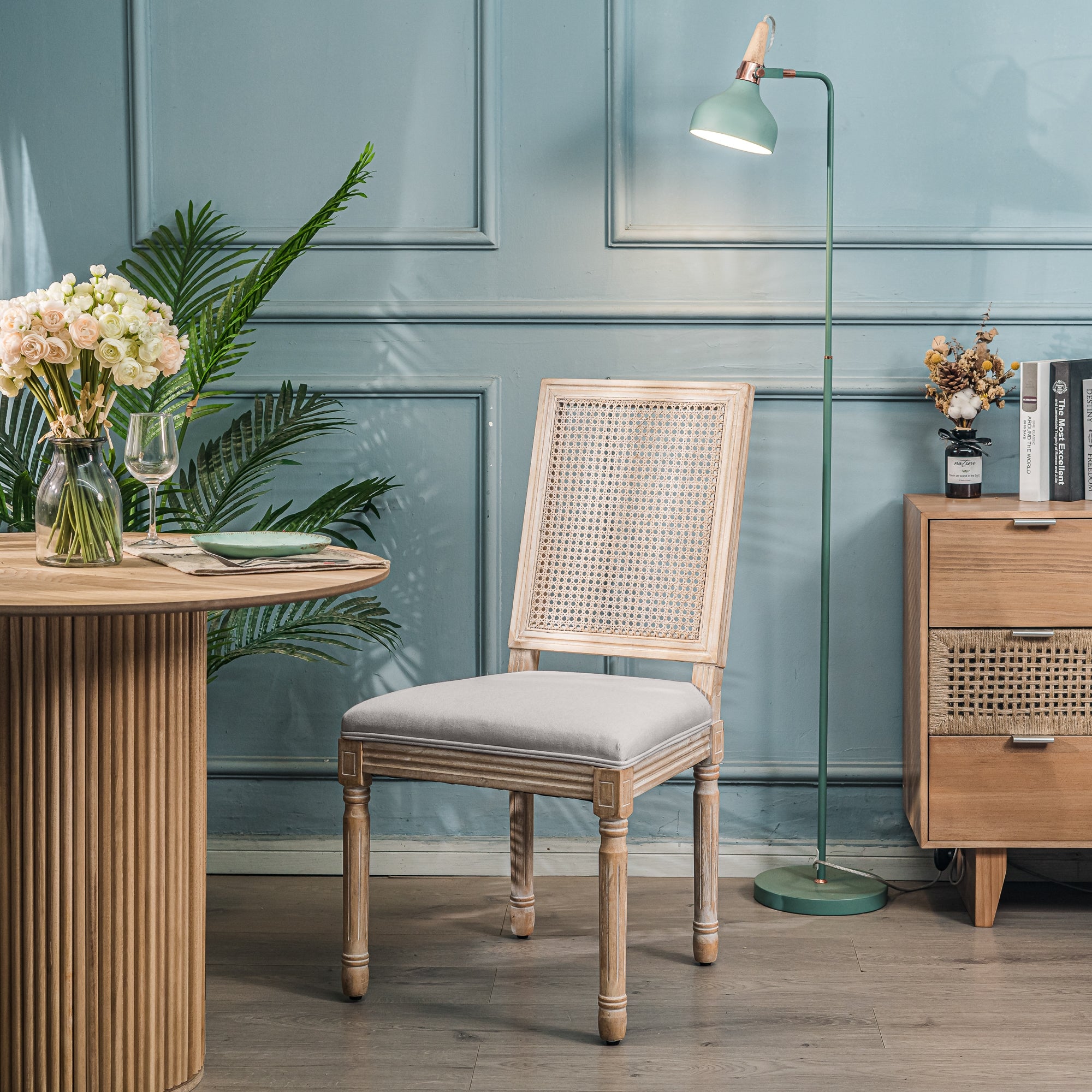 Zestaw 2 drewnianych krzeseł z siedziskiem z jasnoszarego materiału