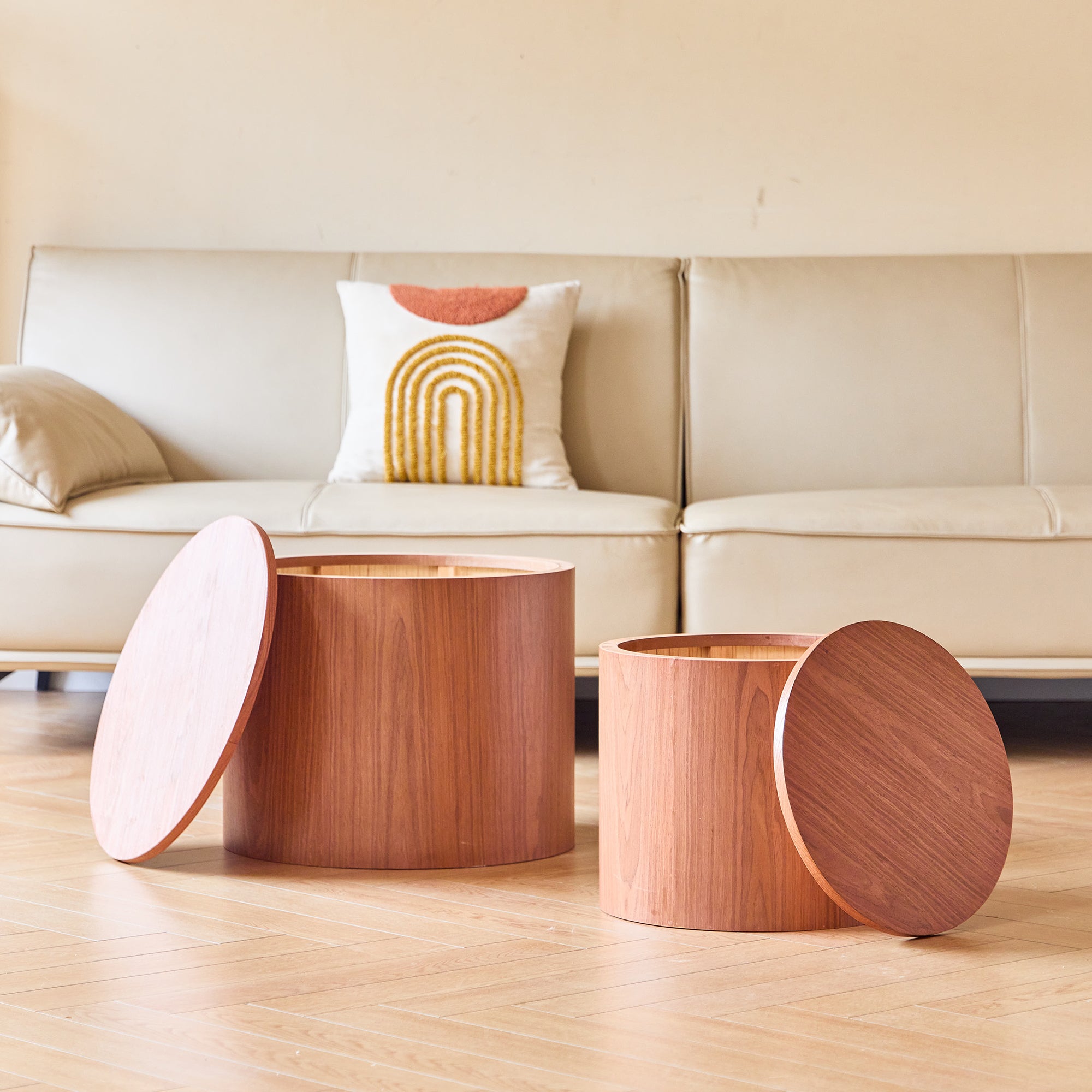 YATOMI – Zestaw 2 okrągłych stolików z litego drewna funkcją przechowywania