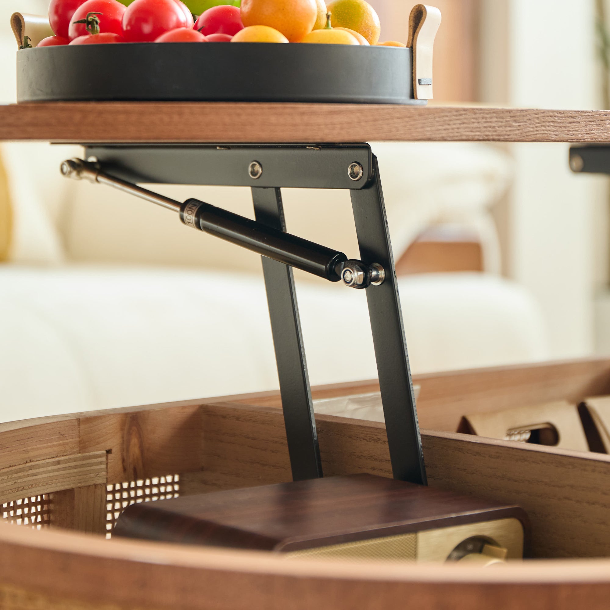 LOTTA – stolik kawowy z drewna orzechowego i rattanowego z schowkiem