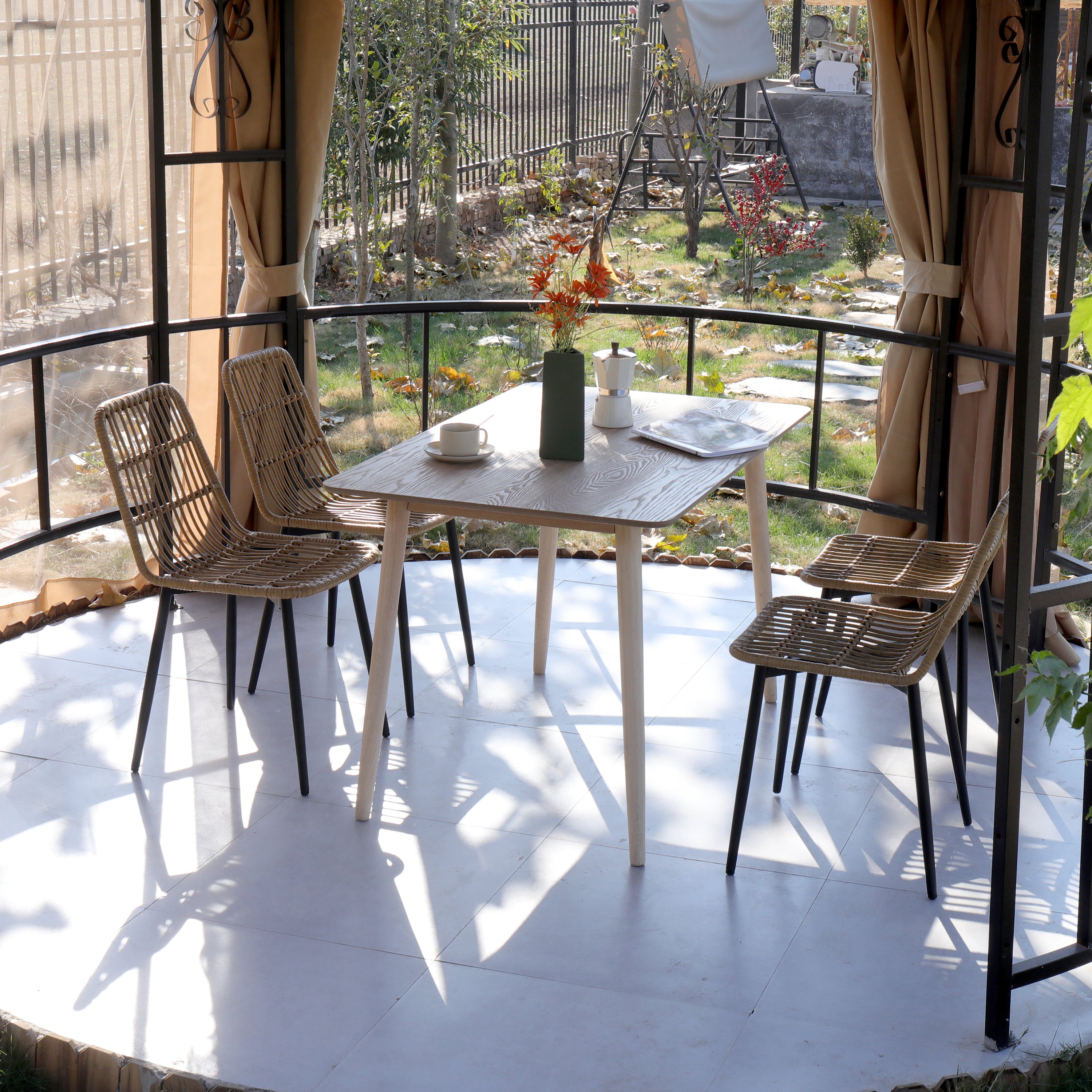 Zestaw 4 krzeseł z metalu i rattanu