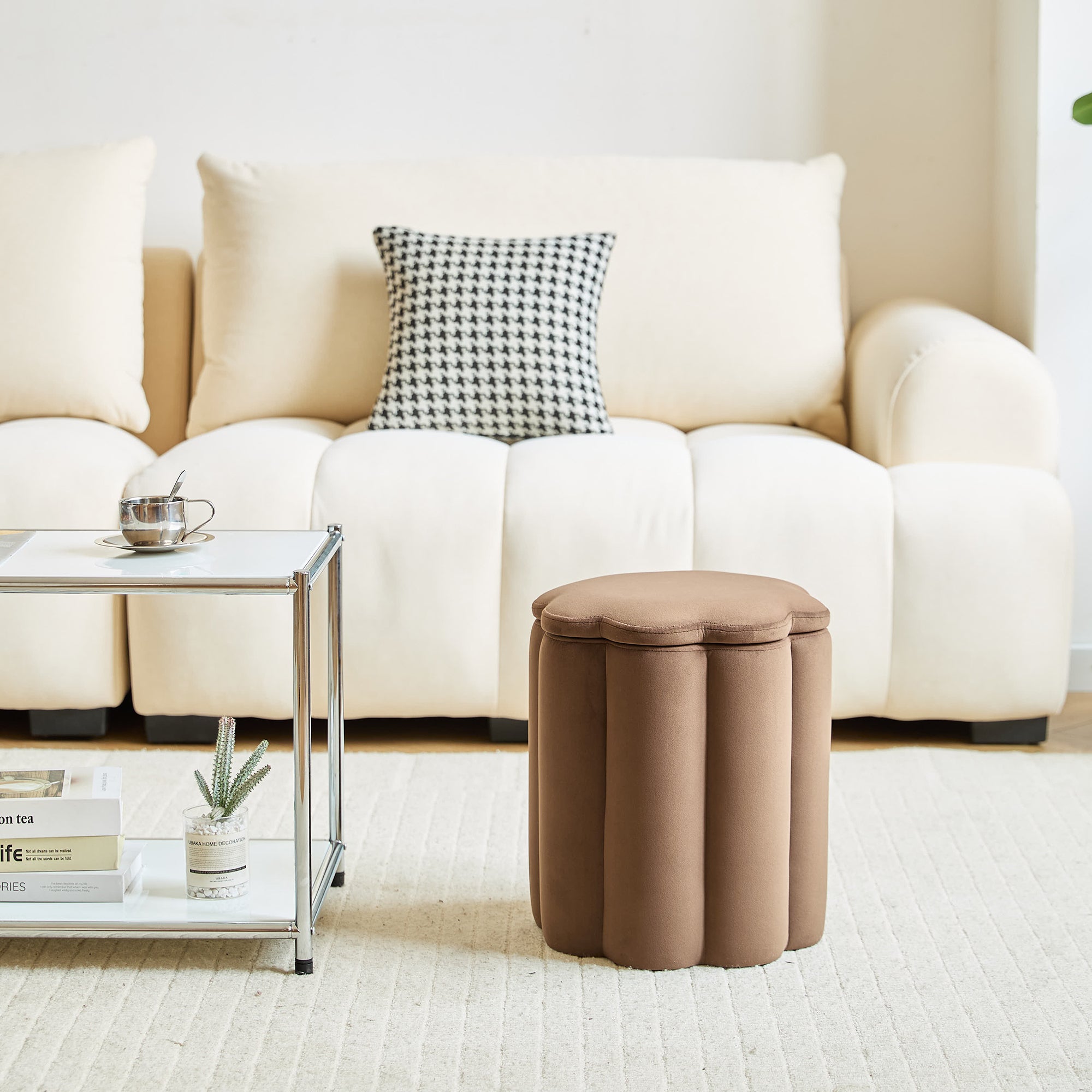 NIGATA – Brązowa aksamitna pufa do salonu z schowkiem