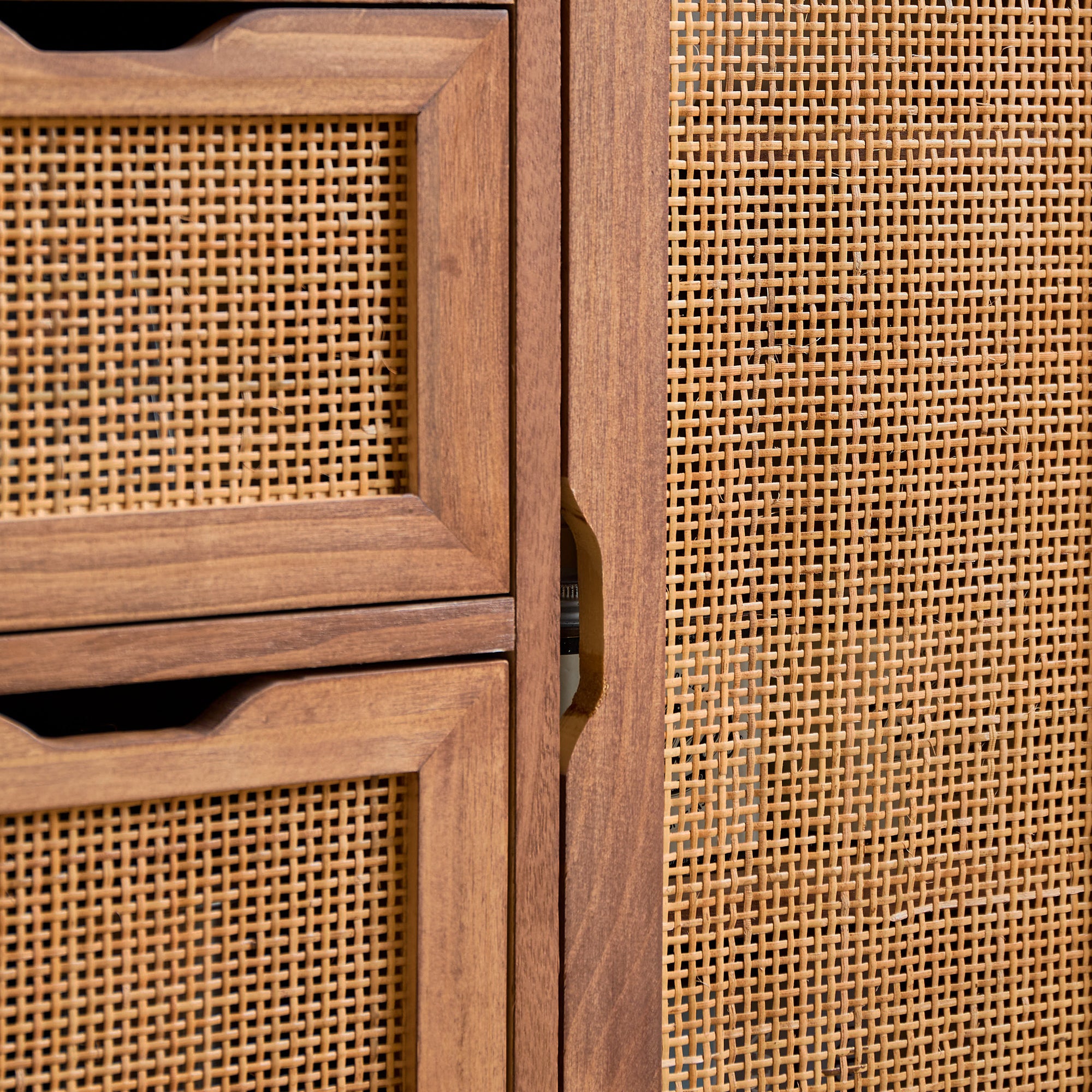 KIEL – Komoda z drewna orzechowego i rattanu