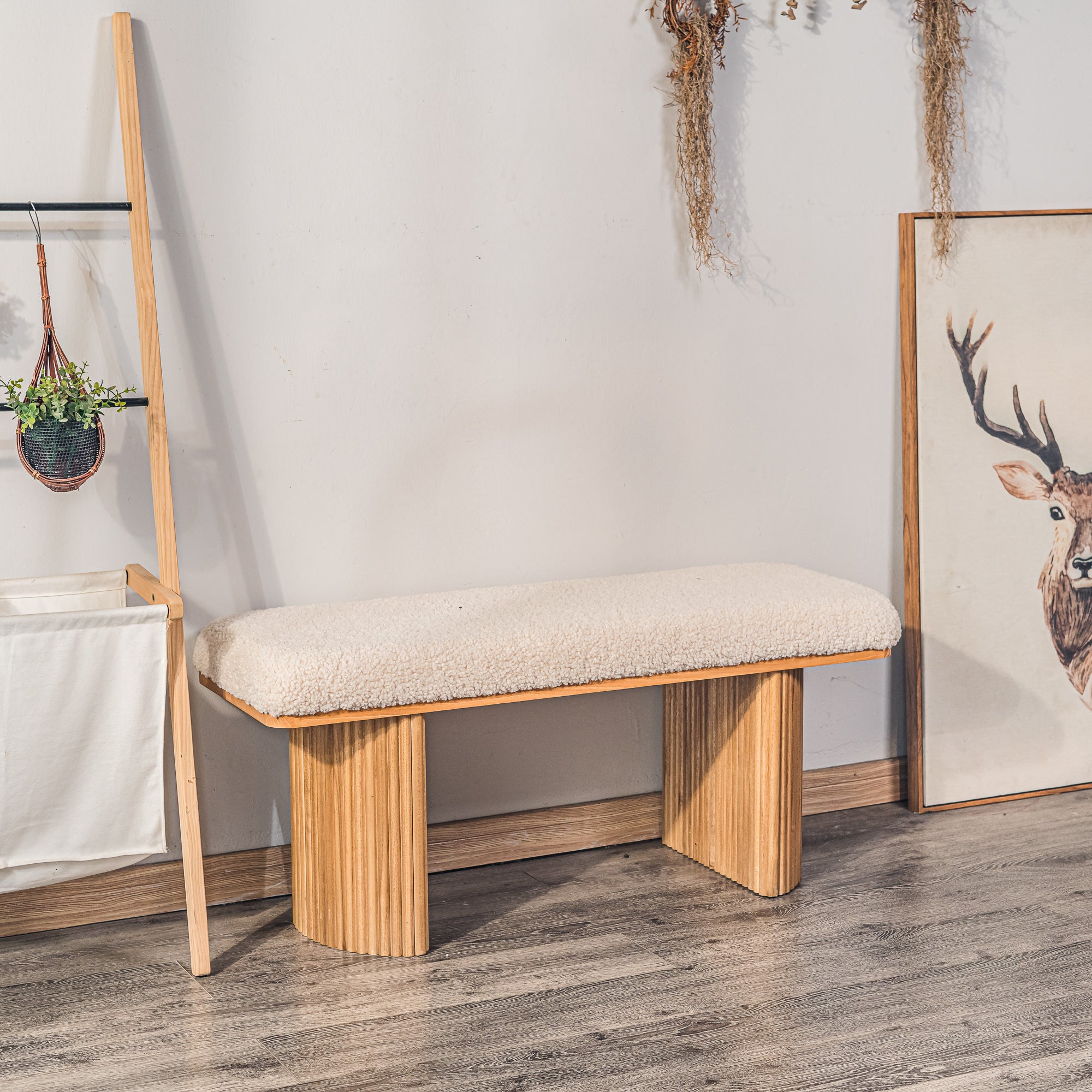 Ławka z litego drewna i białymi pętelkami